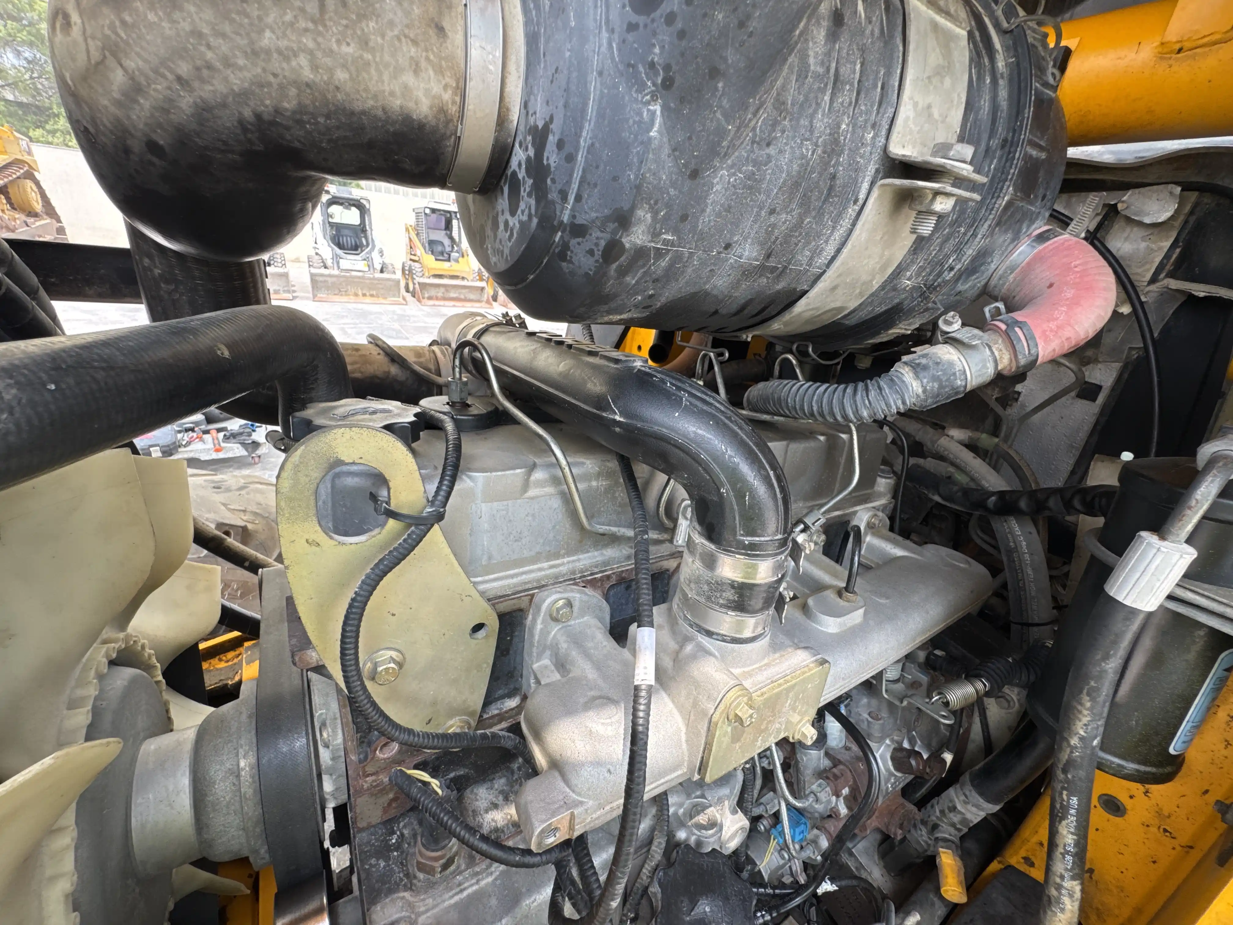 BHL-004-JCB-3DX-Plus-backhoe-loader-inspection-engine-engine-oil-leaks