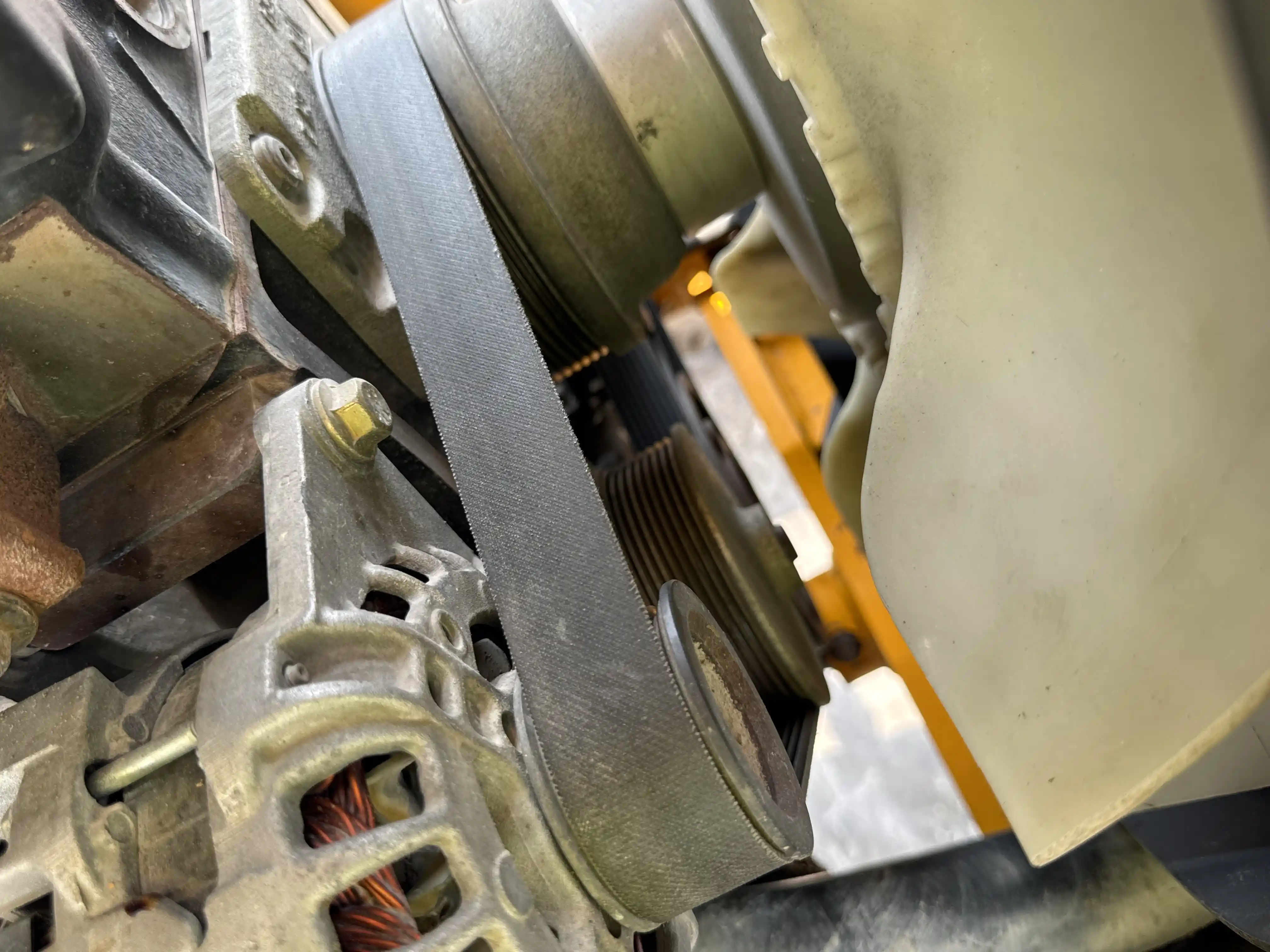 BHL-004-JCB-3DX-Plus-backhoe-loader-inspection-engine-belts