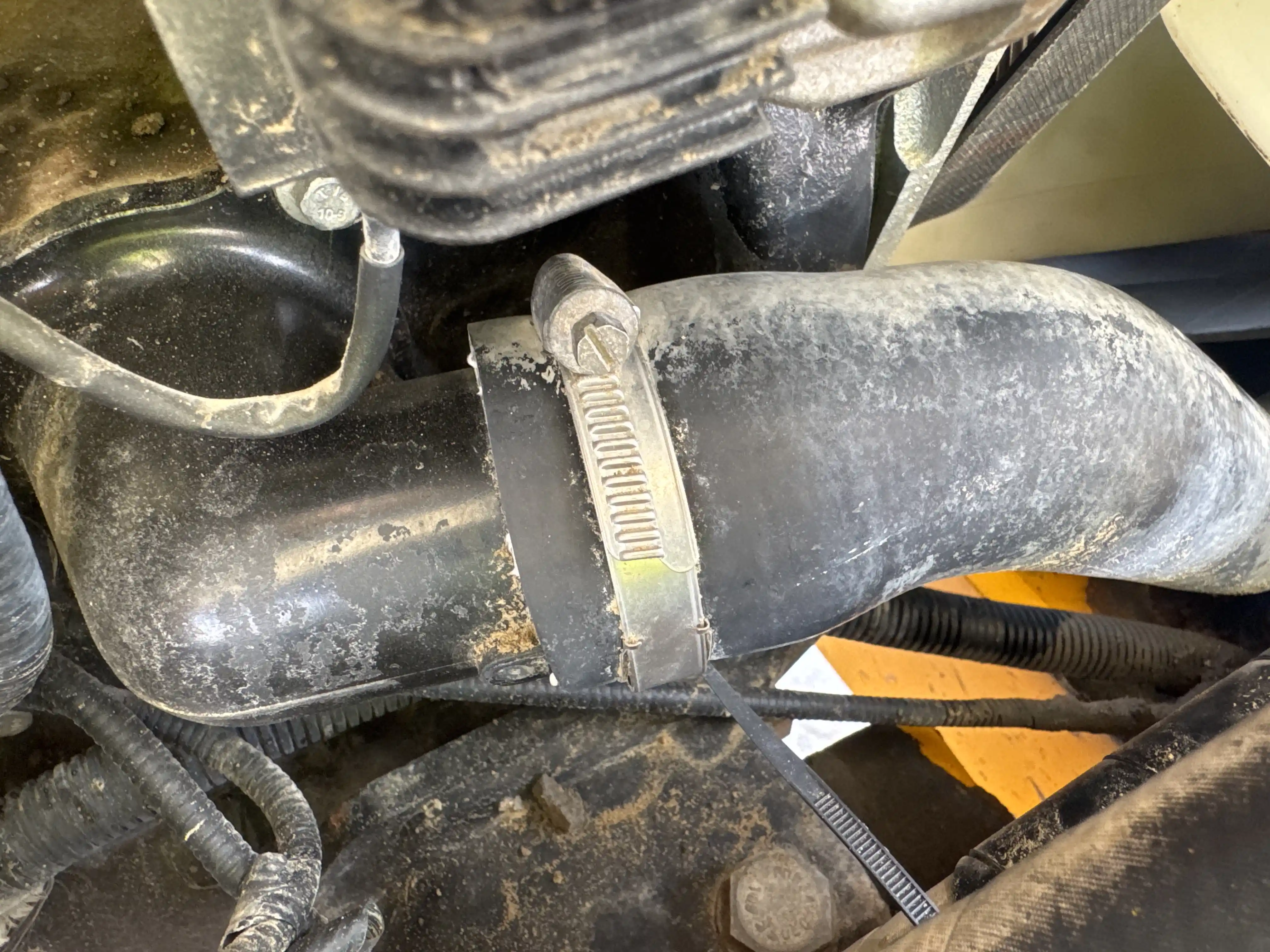 BHL-004-JCB-3DX-Plus-backhoe-loader-inspection-engine-hoses