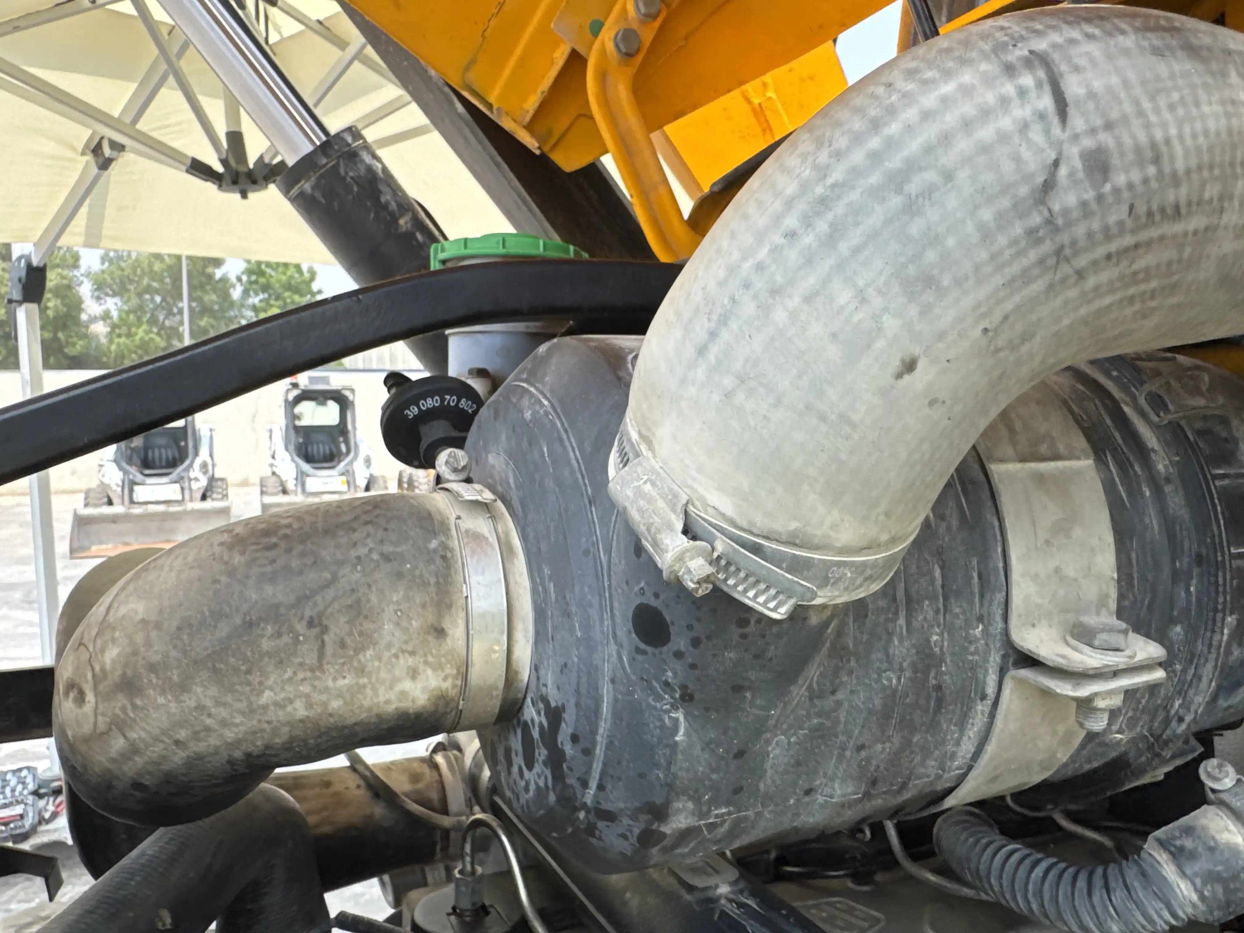 BHL-004-JCB-3DX-Plus-backhoe-loader-inspection-engine-hoses
