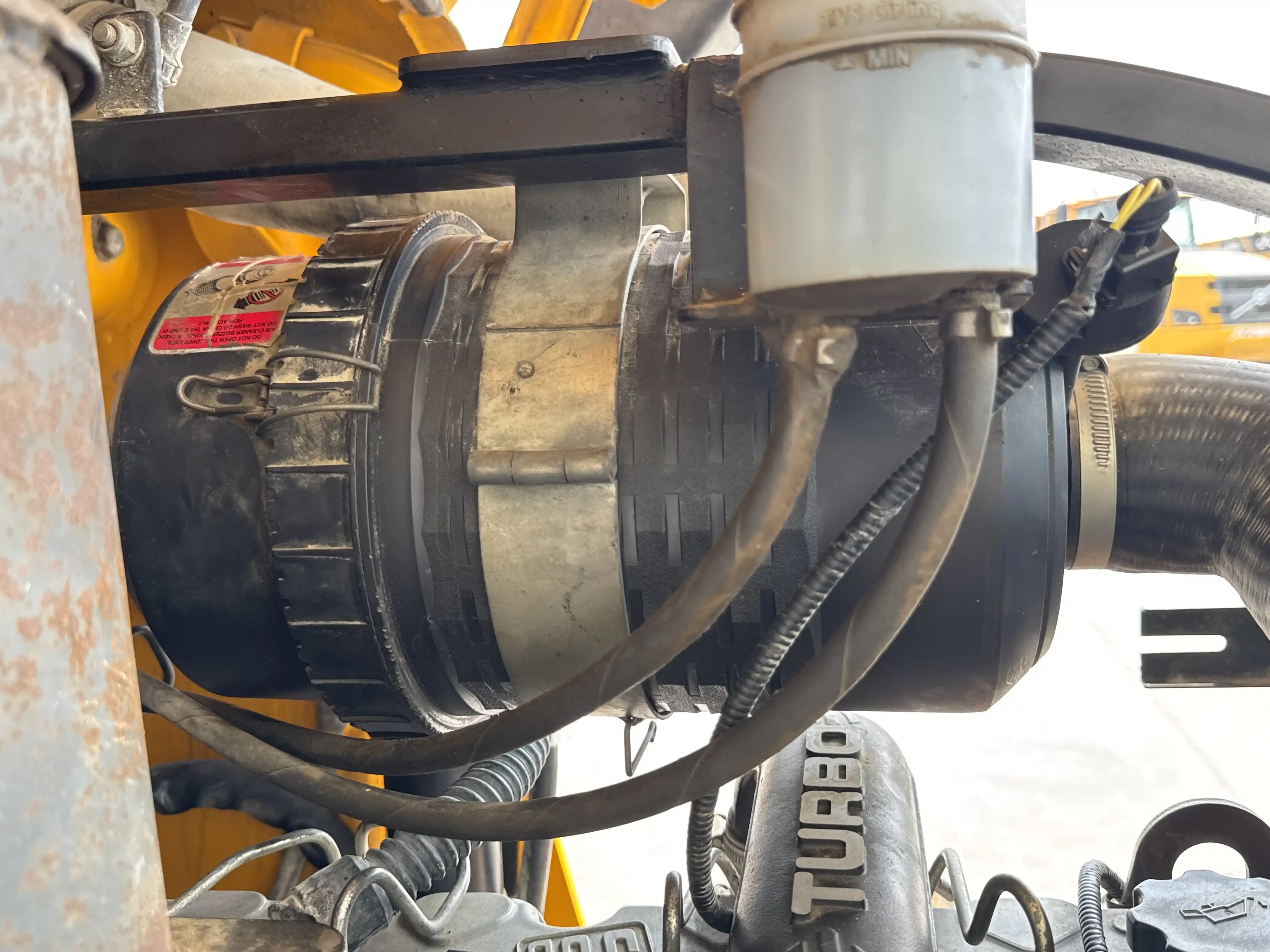 BHL-004-JCB-3DX-Plus-backhoe-loader-inspection-engine-air-intake-system