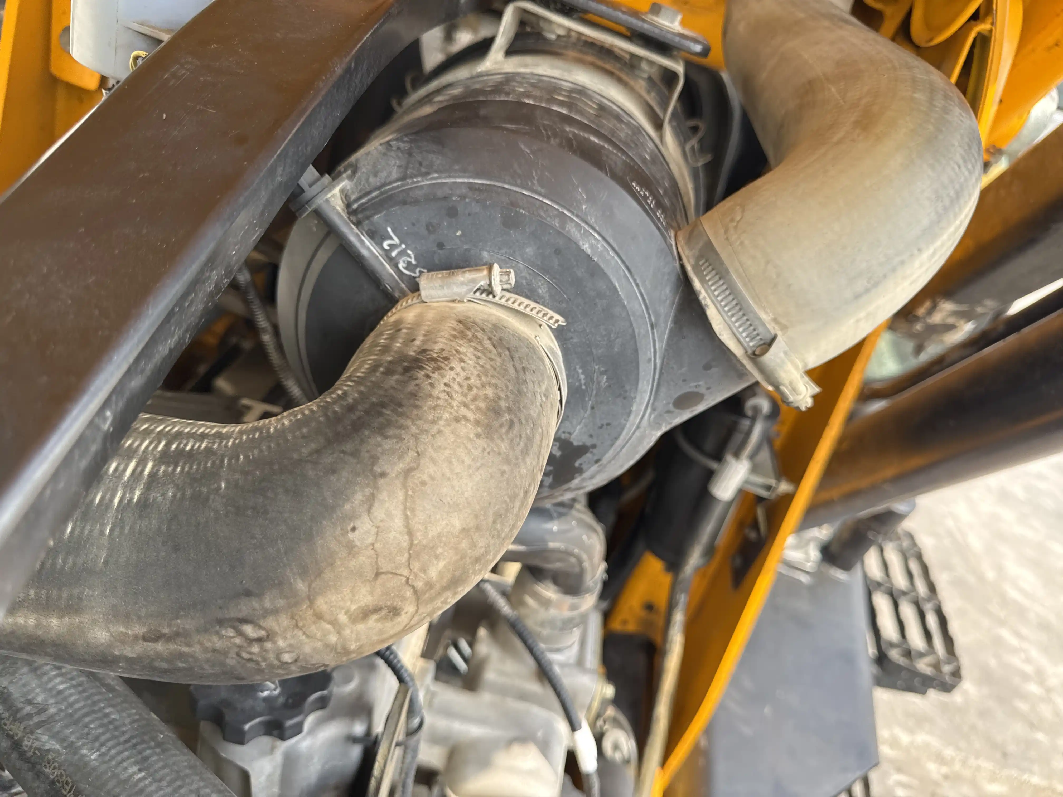 BHL-004-JCB-3DX-Plus-backhoe-loader-inspection-engine-air-intake-system