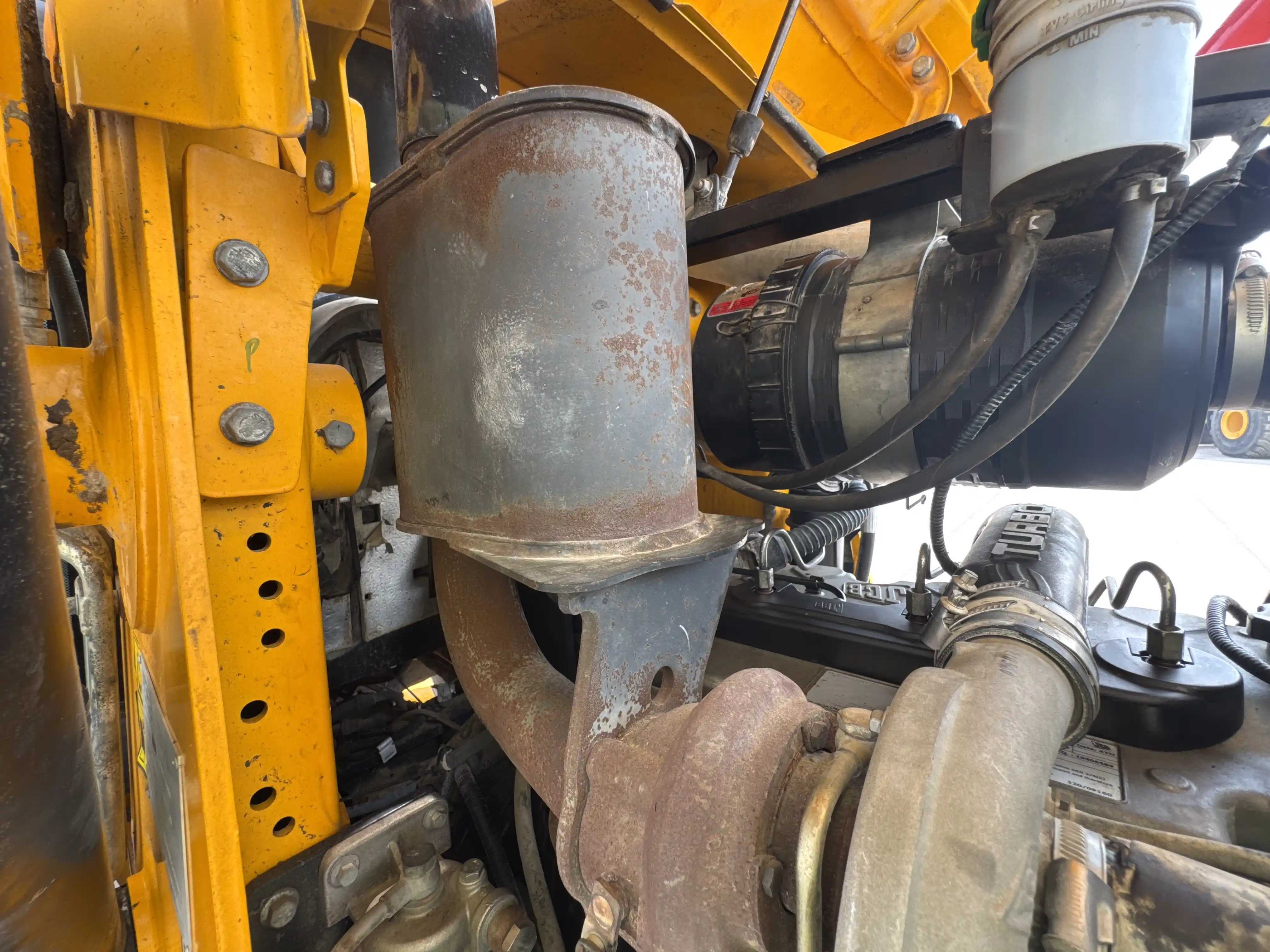 BHL-004-JCB-3DX-Plus-backhoe-loader-inspection-engine-exhaust-system