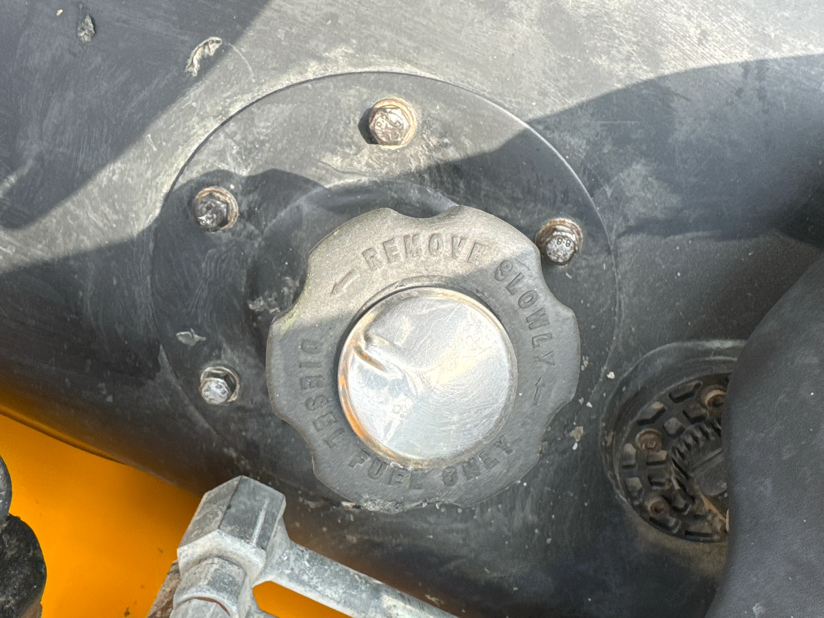 BHL-004-JCB-3DX-Plus-backhoe-loader-inspection-engine-fuel-tank