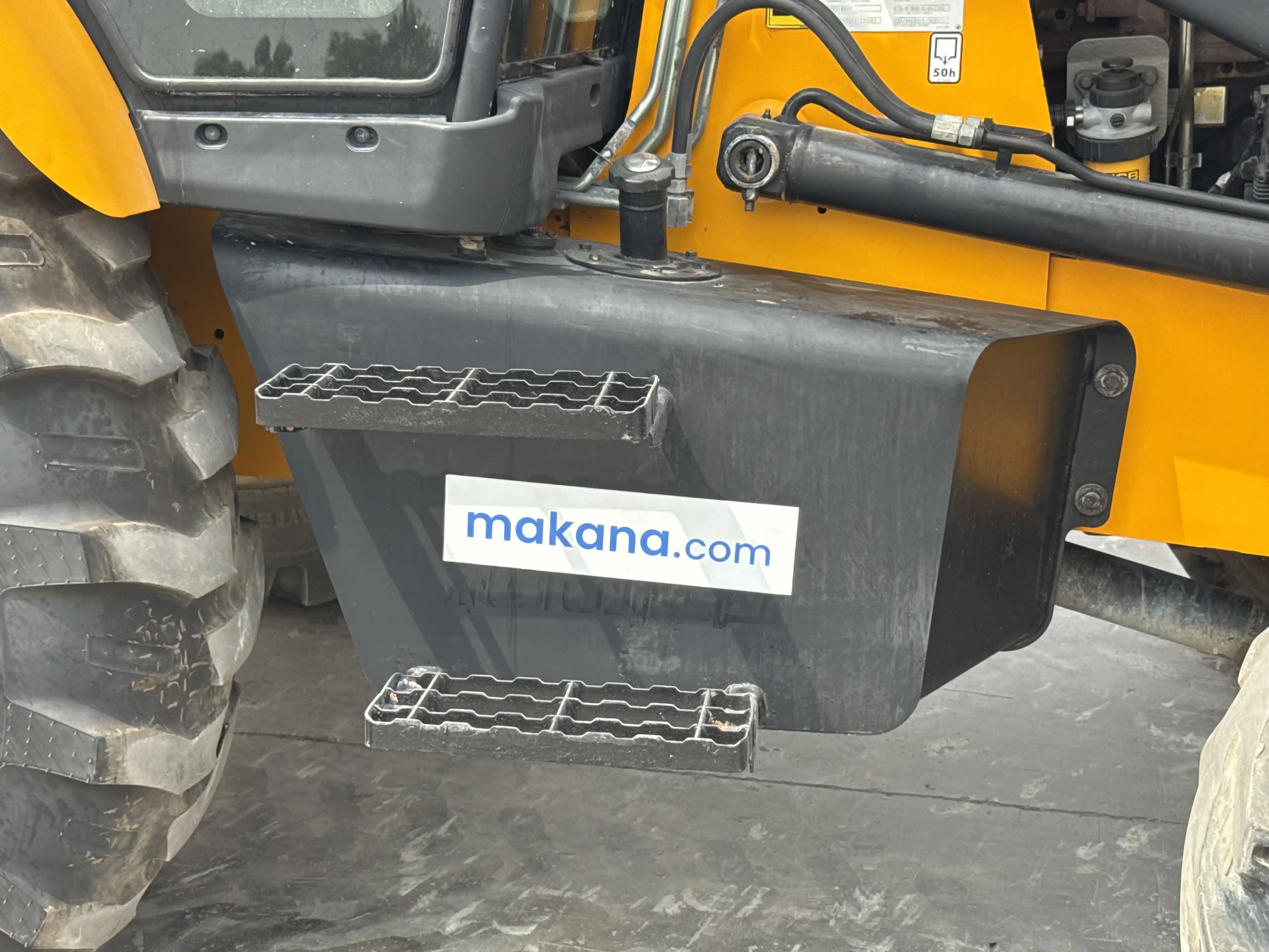 BHL-004-JCB-3DX-Plus-backhoe-loader-inspection-engine-fuel-tank