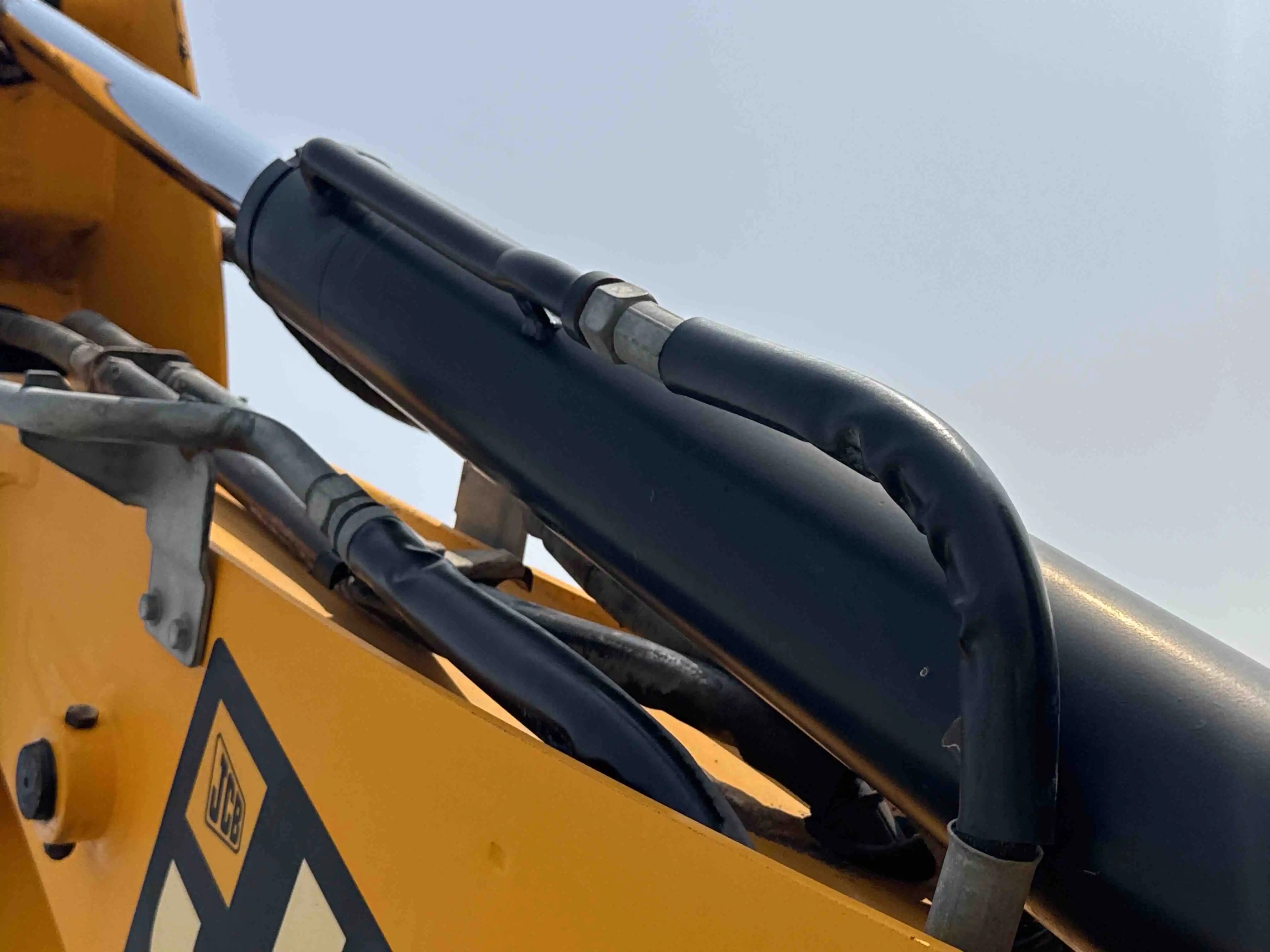 BHL-004-JCB-3DX-Plus-backhoe-loader-inspection-hydraulics-hydraulic-hoses-and-lines