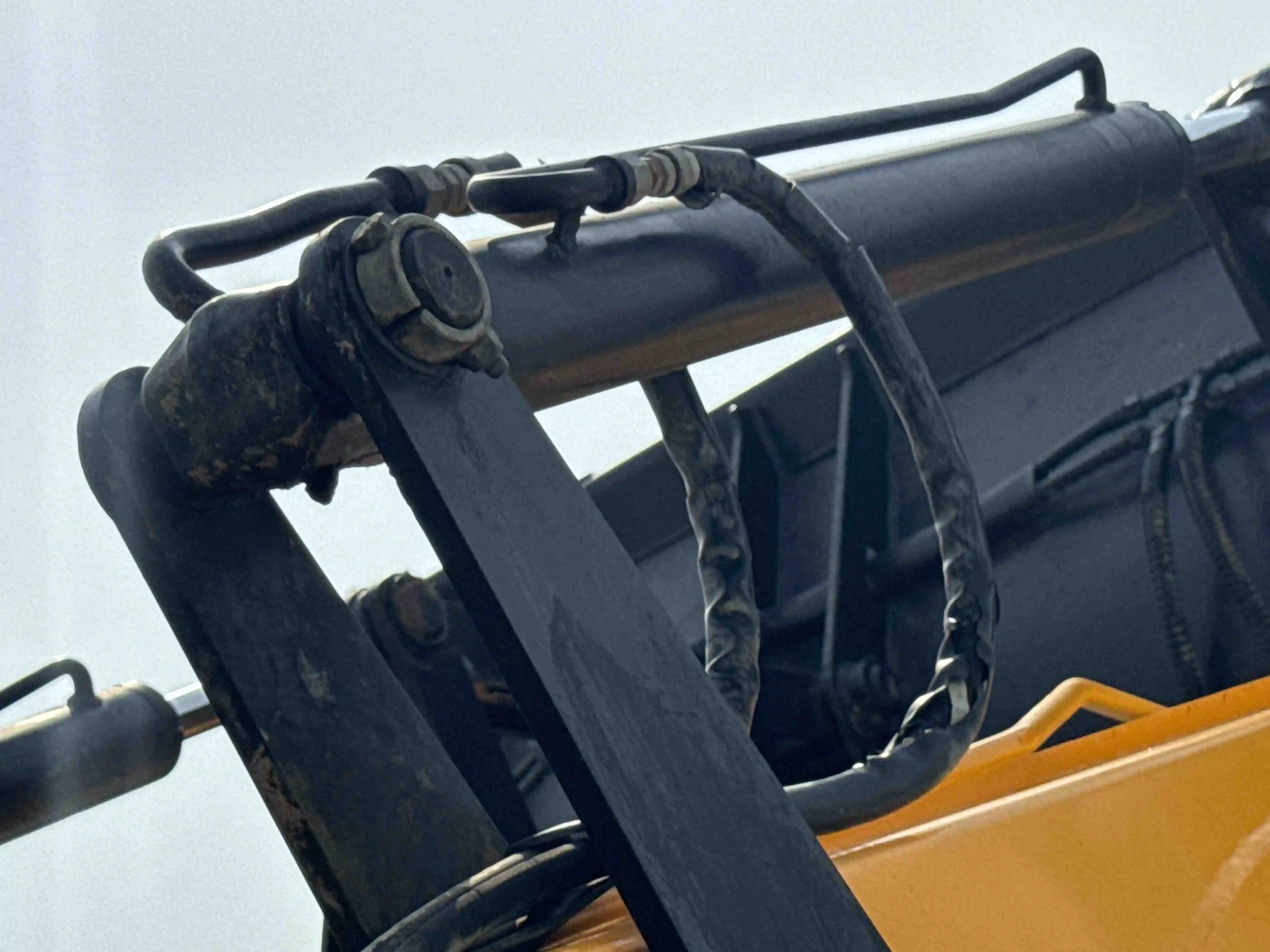 BHL-004-JCB-3DX-Plus-backhoe-loader-inspection-hydraulics-hydraulic-hoses-and-lines