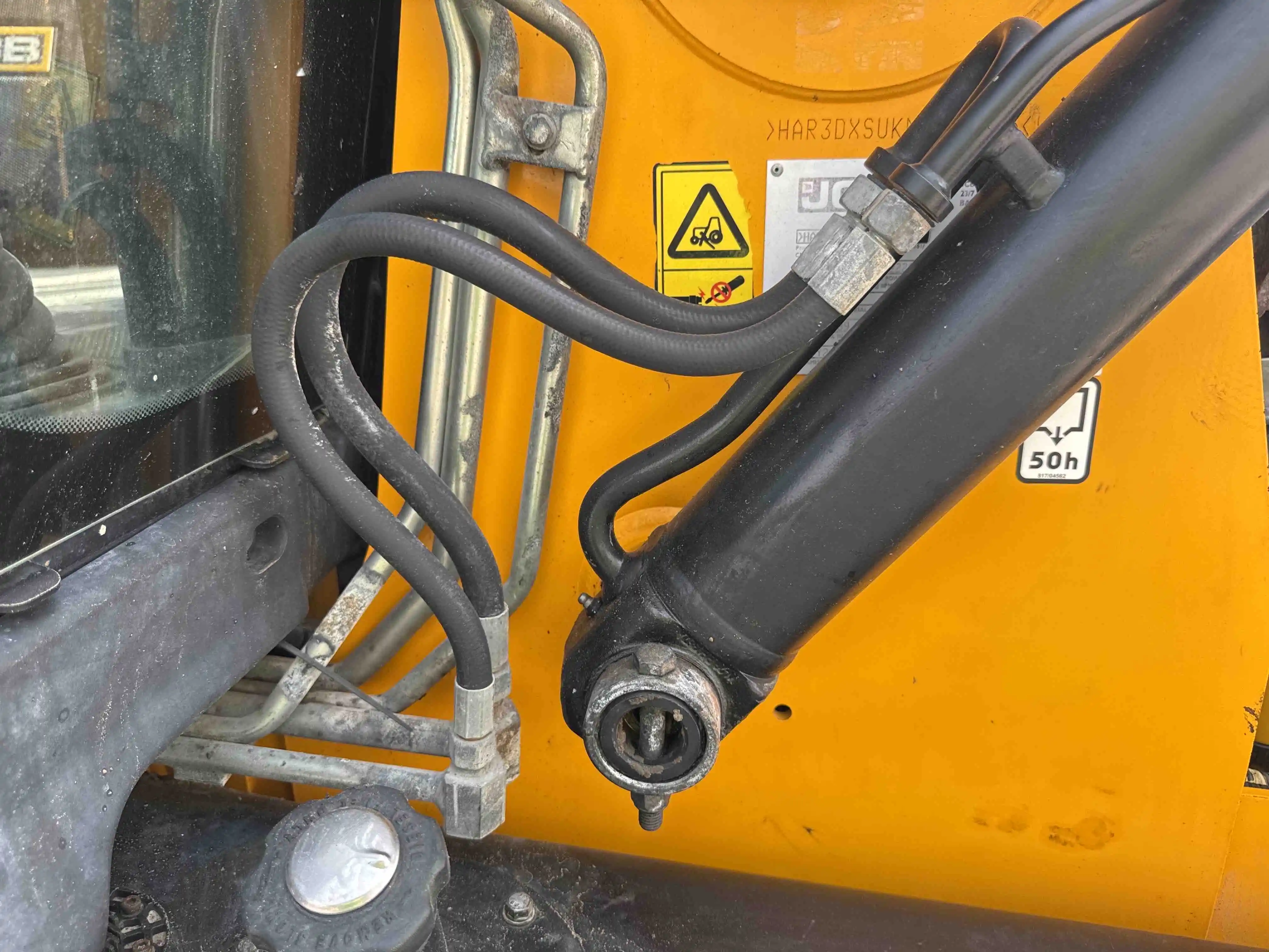 BHL-004-JCB-3DX-Plus-backhoe-loader-inspection-hydraulics-hydraulic-hoses-and-lines