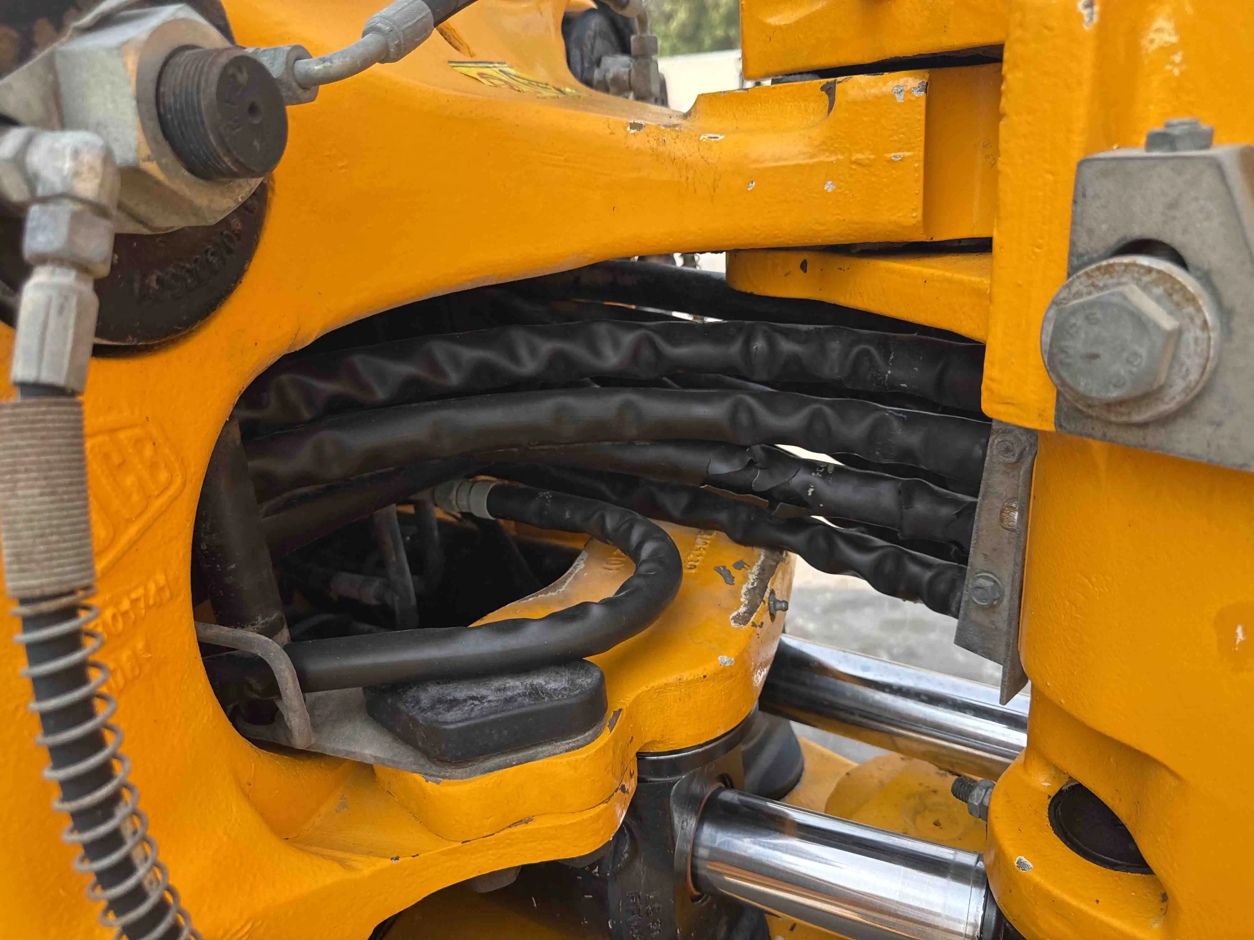 BHL-004-JCB-3DX-Plus-backhoe-loader-inspection-hydraulics-hydraulic-hoses-and-lines