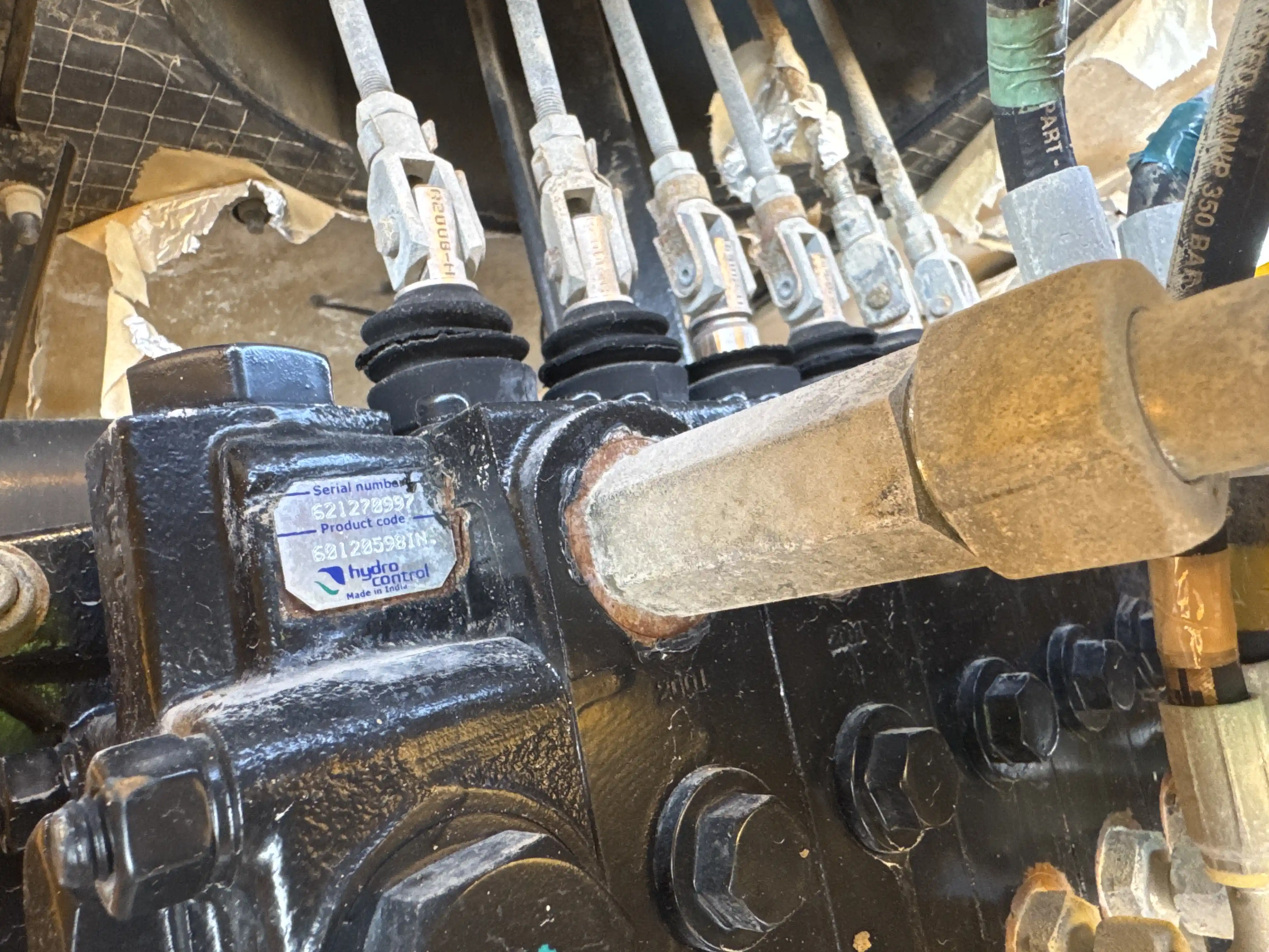 BHL-004-JCB-3DX-Plus-backhoe-loader-inspection-hydraulics-main-control-valve-MCV