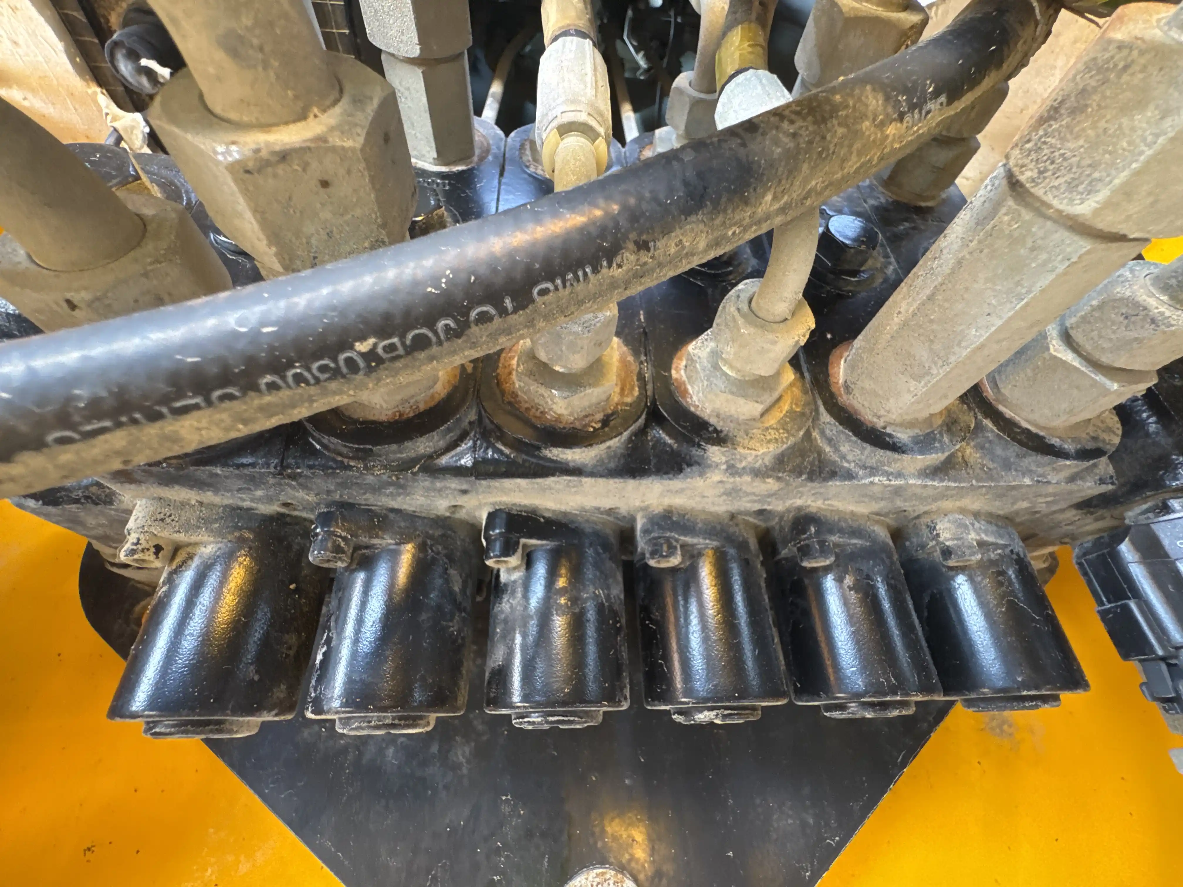 BHL-004-JCB-3DX-Plus-backhoe-loader-inspection-hydraulics-main-control-valve-MCV