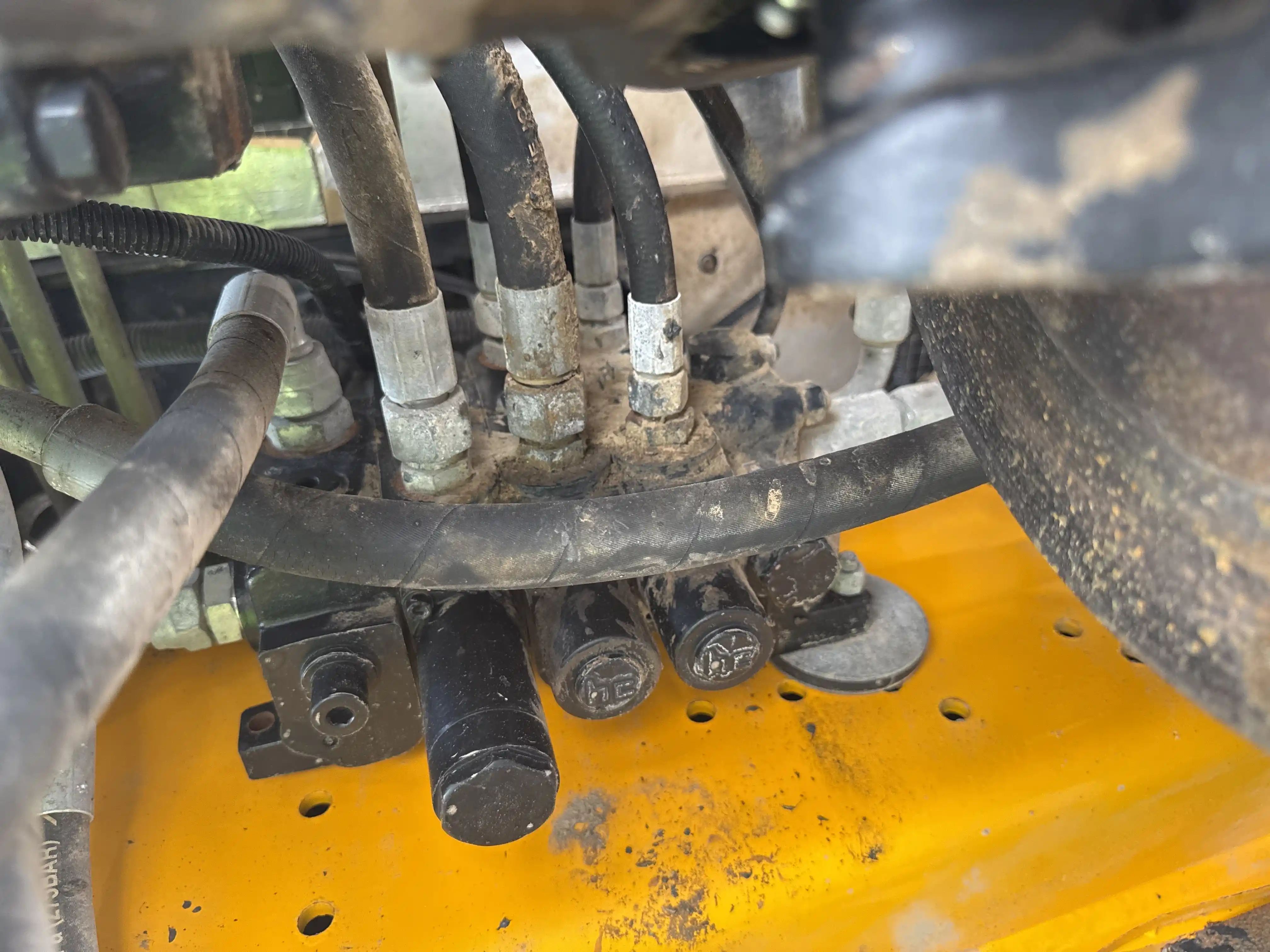 BHL-004-JCB-3DX-Plus-backhoe-loader-inspection-hydraulics-main-control-valve-MCV