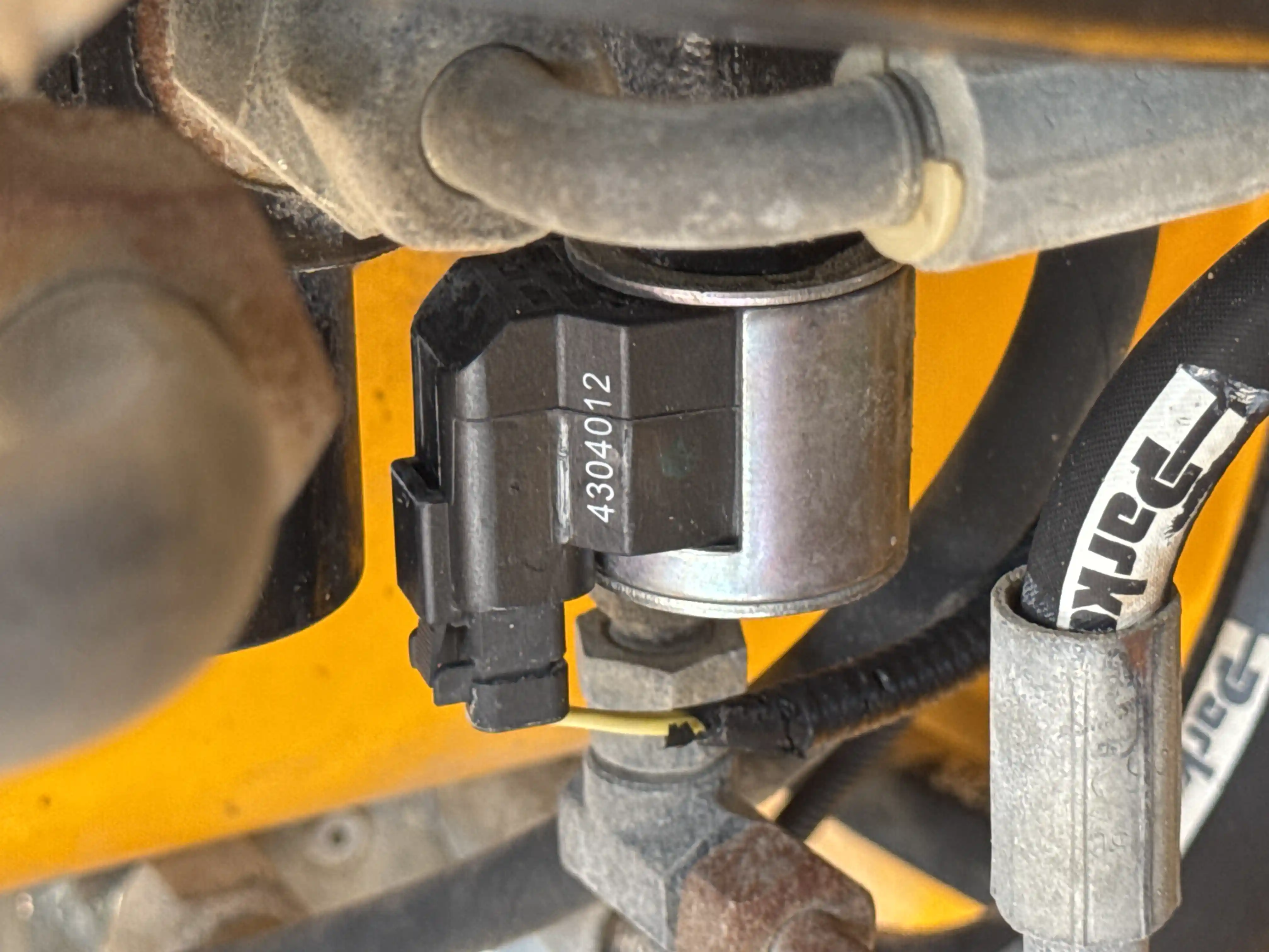 BHL-004-JCB-3DX-Plus-backhoe-loader-inspection-hydraulics-wiring-harness