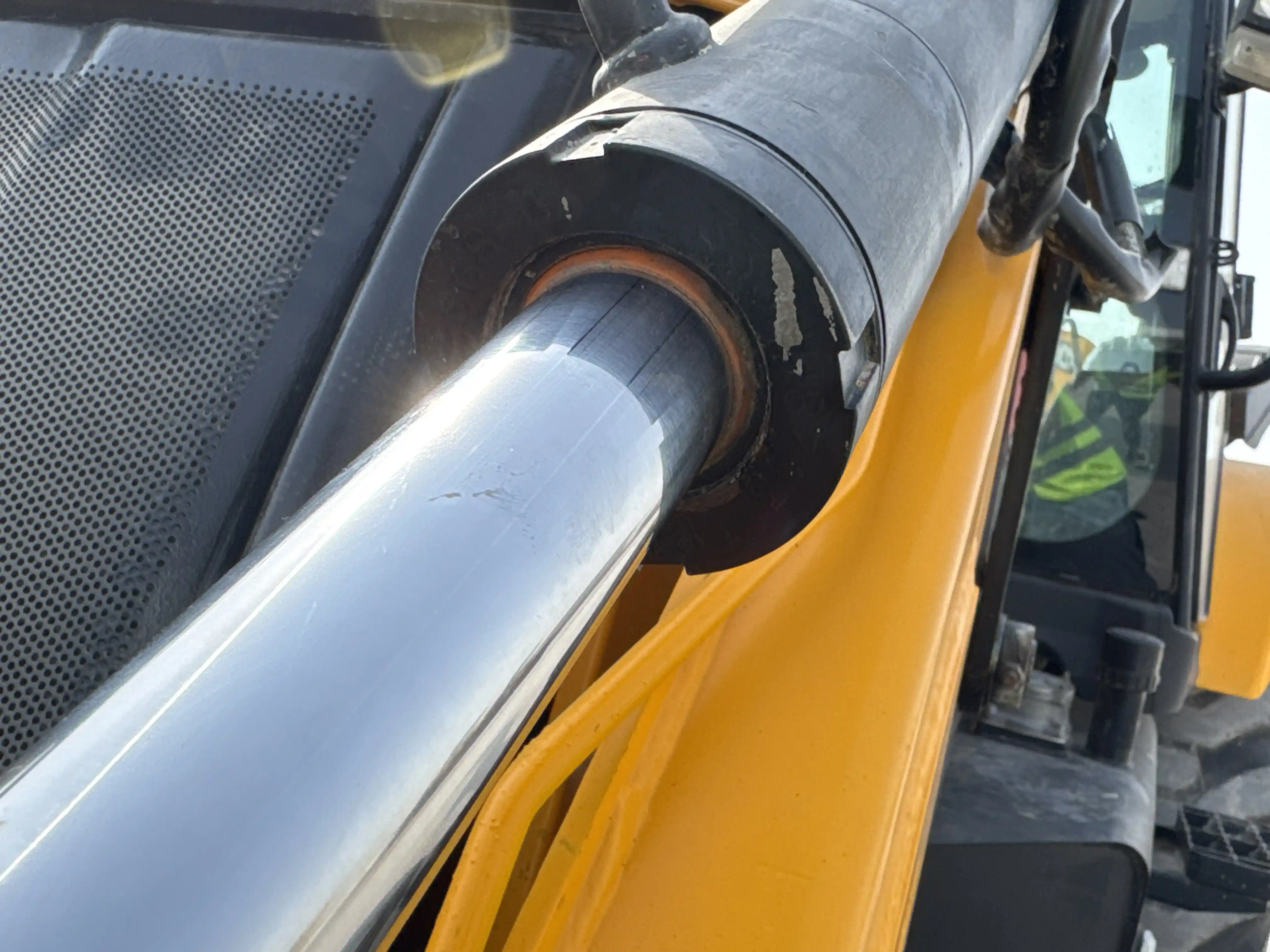 BHL-004-JCB-3DX-Plus-backhoe-loader-inspection-hydraulics-bucket-tilt-cylinders