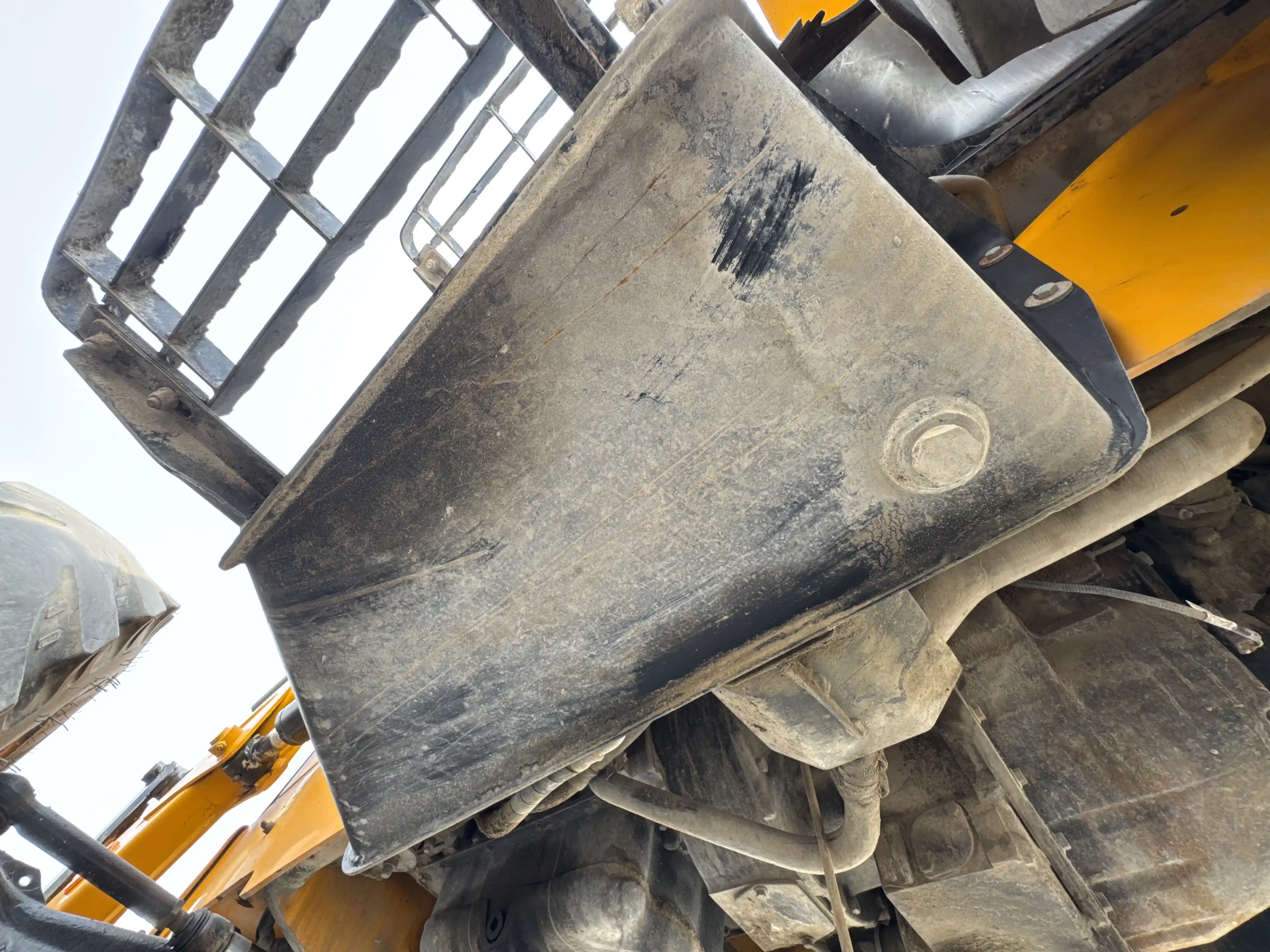 BHL-004-JCB-3DX-Plus-backhoe-loader-inspection-hydraulics-hydraulic-tank