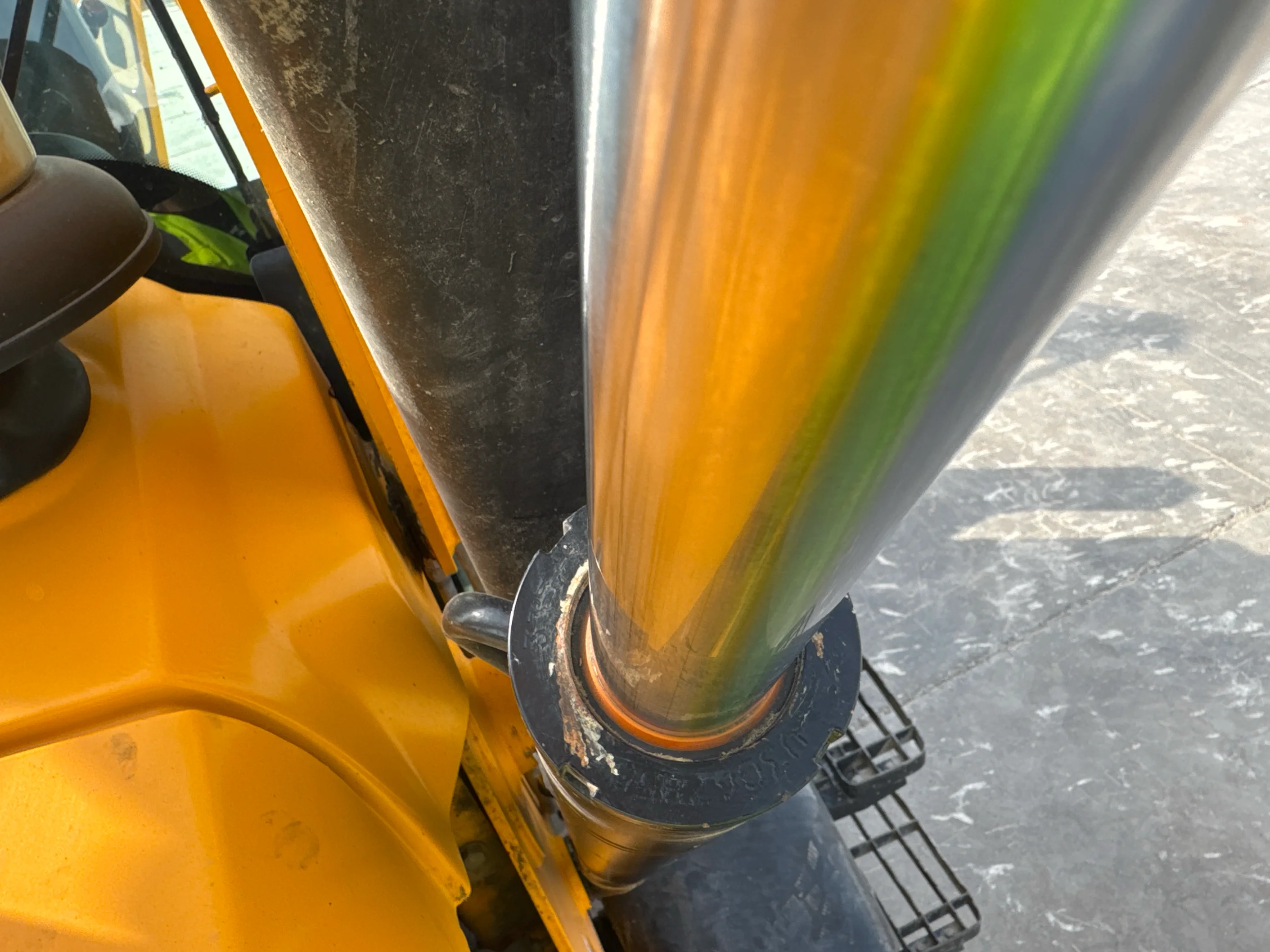BHL-004-JCB-3DX-Plus-backhoe-loader-inspection-hydraulics-loader-lift-cylinder