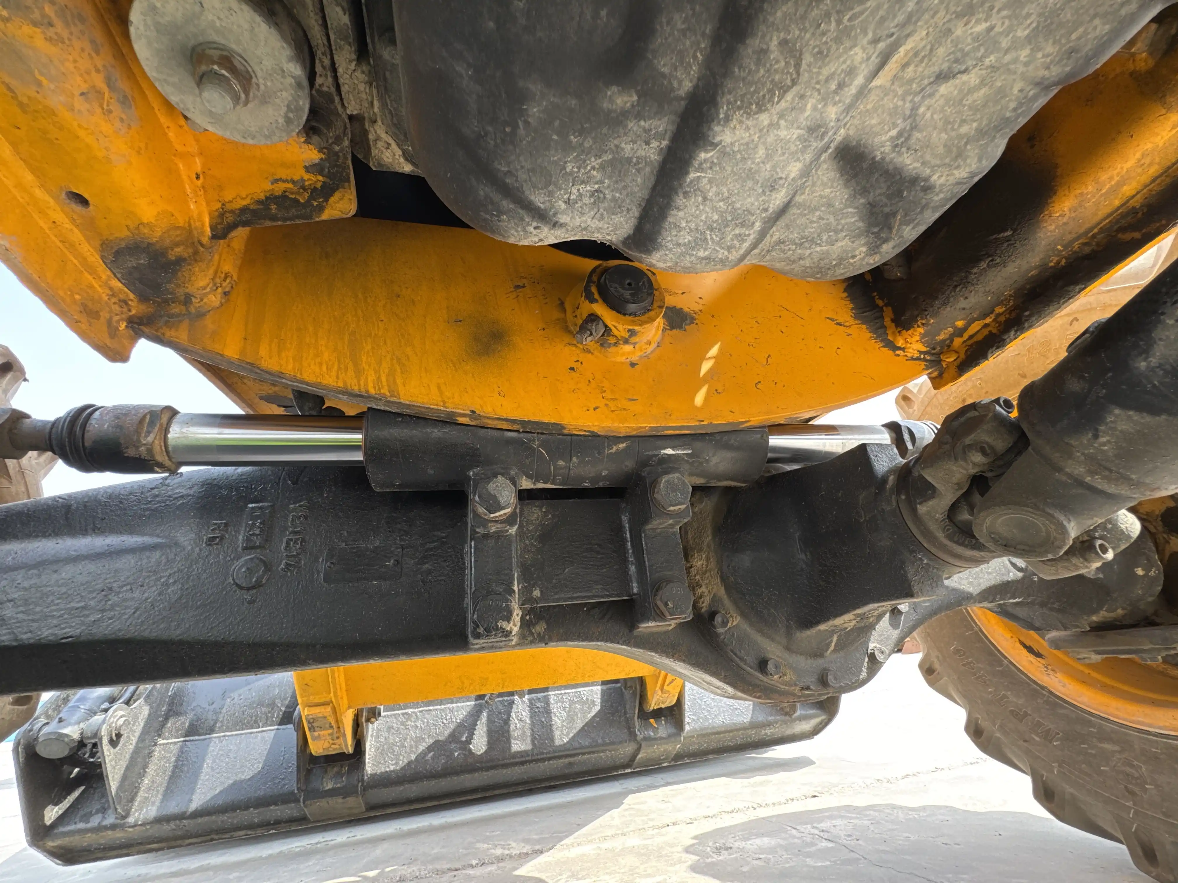 BHL-004-JCB-3DX-Plus-backhoe-loader-inspection-hydraulics-steering-cylinders