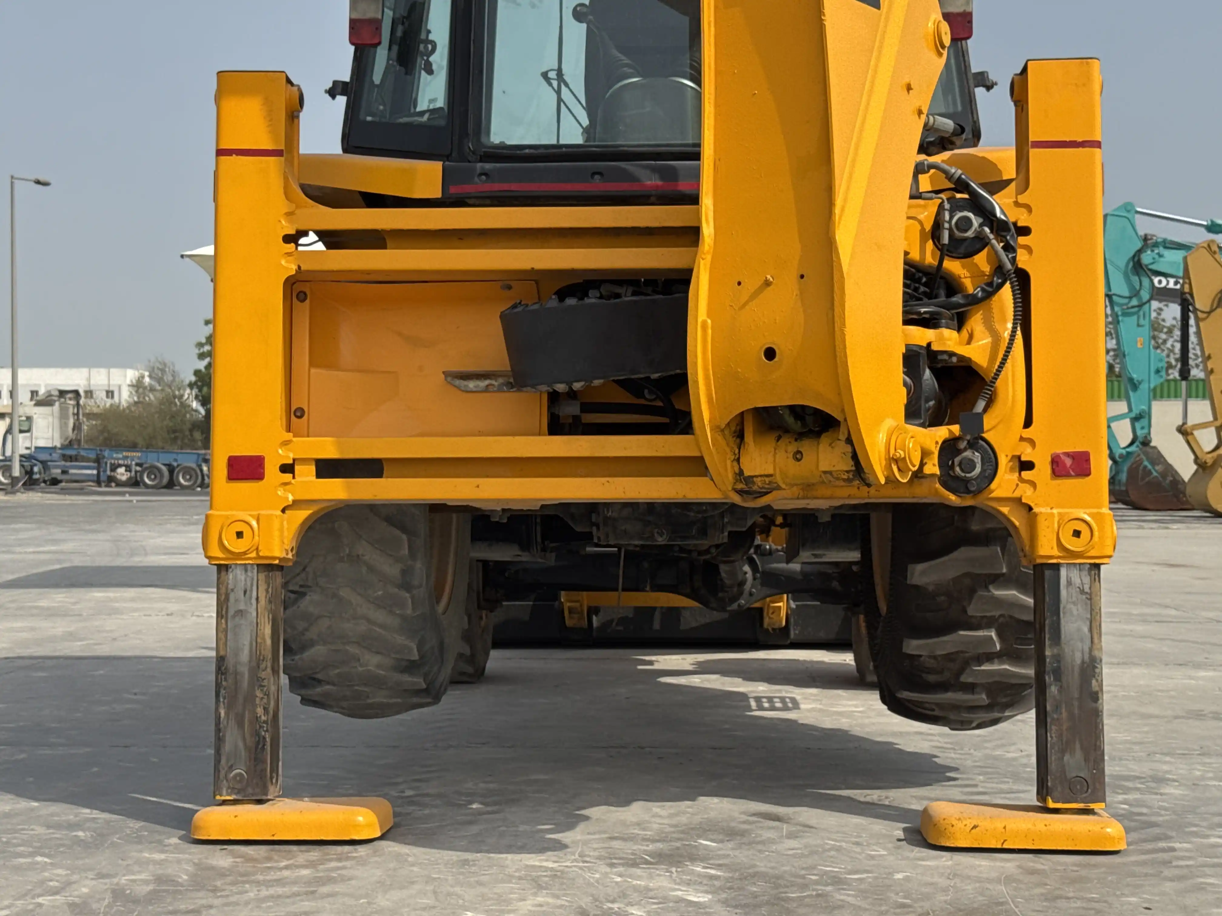 BHL-004-JCB-3DX-Plus-backhoe-loader-inspection-hydraulics-Stabilizer-arm-and-cylinder