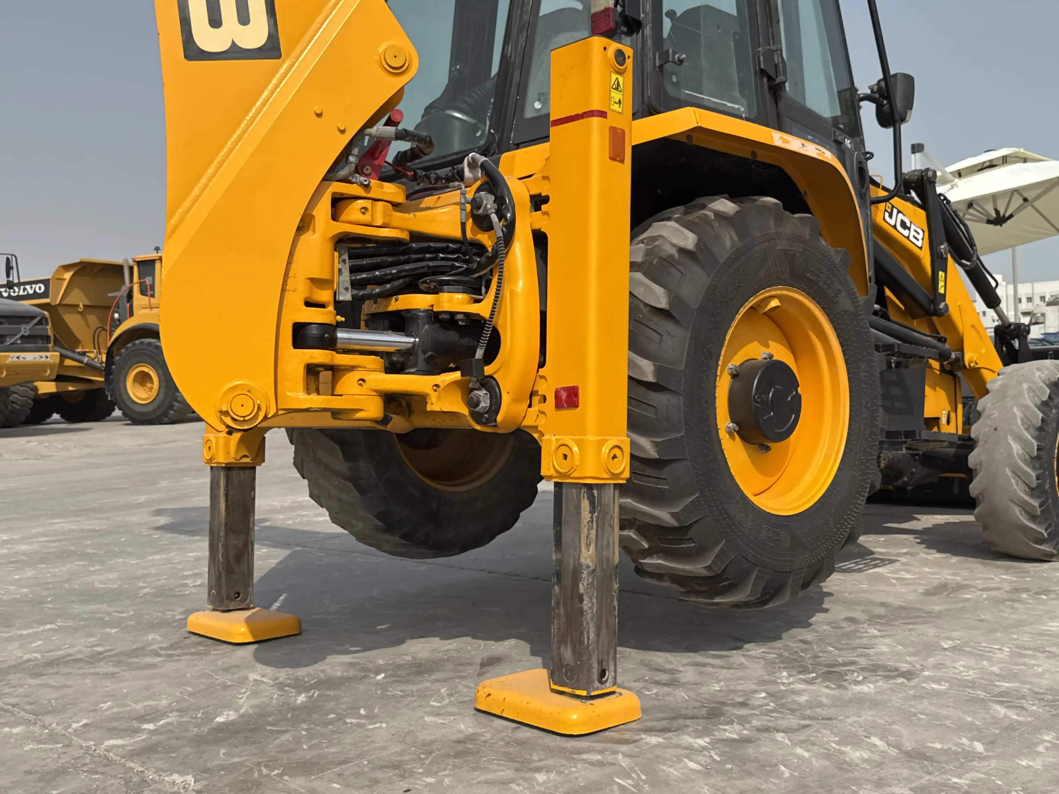 BHL-004-JCB-3DX-Plus-backhoe-loader-inspection-hydraulics-Stabilizer-arm-and-cylinder