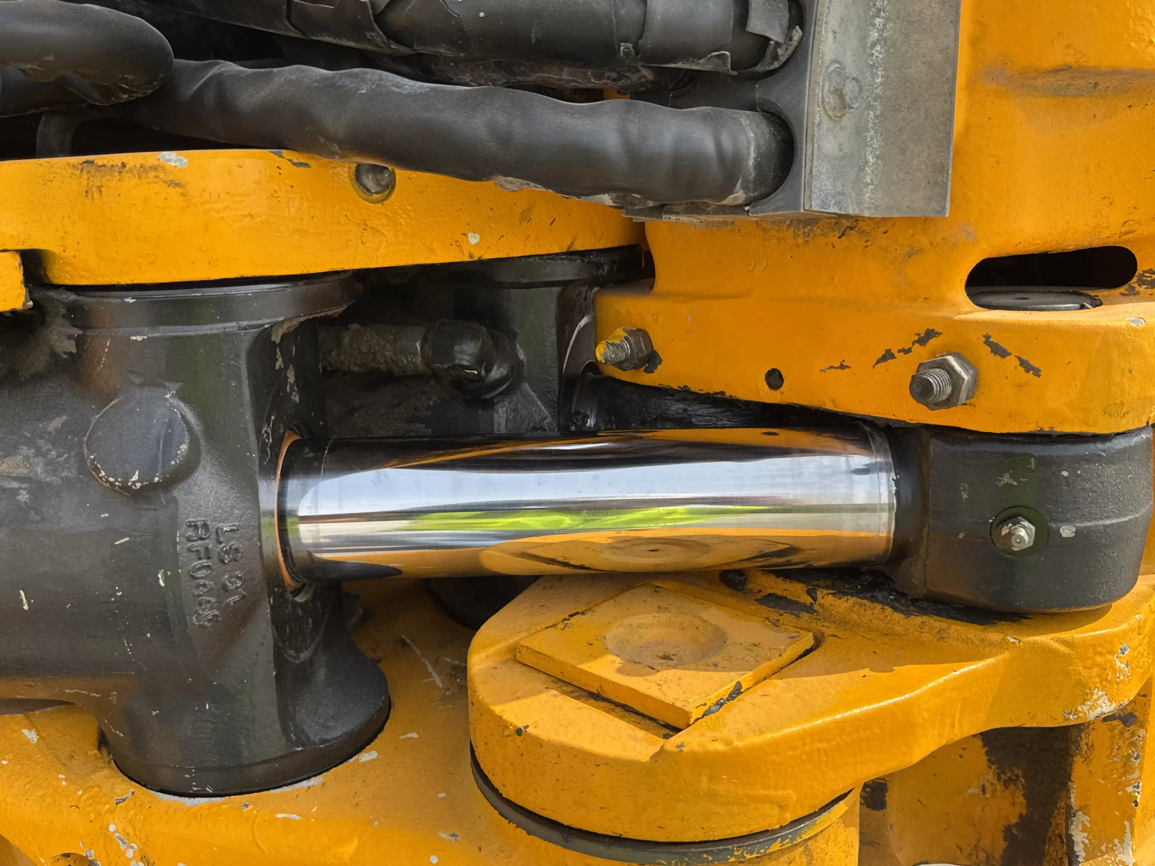 BHL-004-JCB-3DX-Plus-backhoe-loader-inspection-hydraulics-swing-cylinder