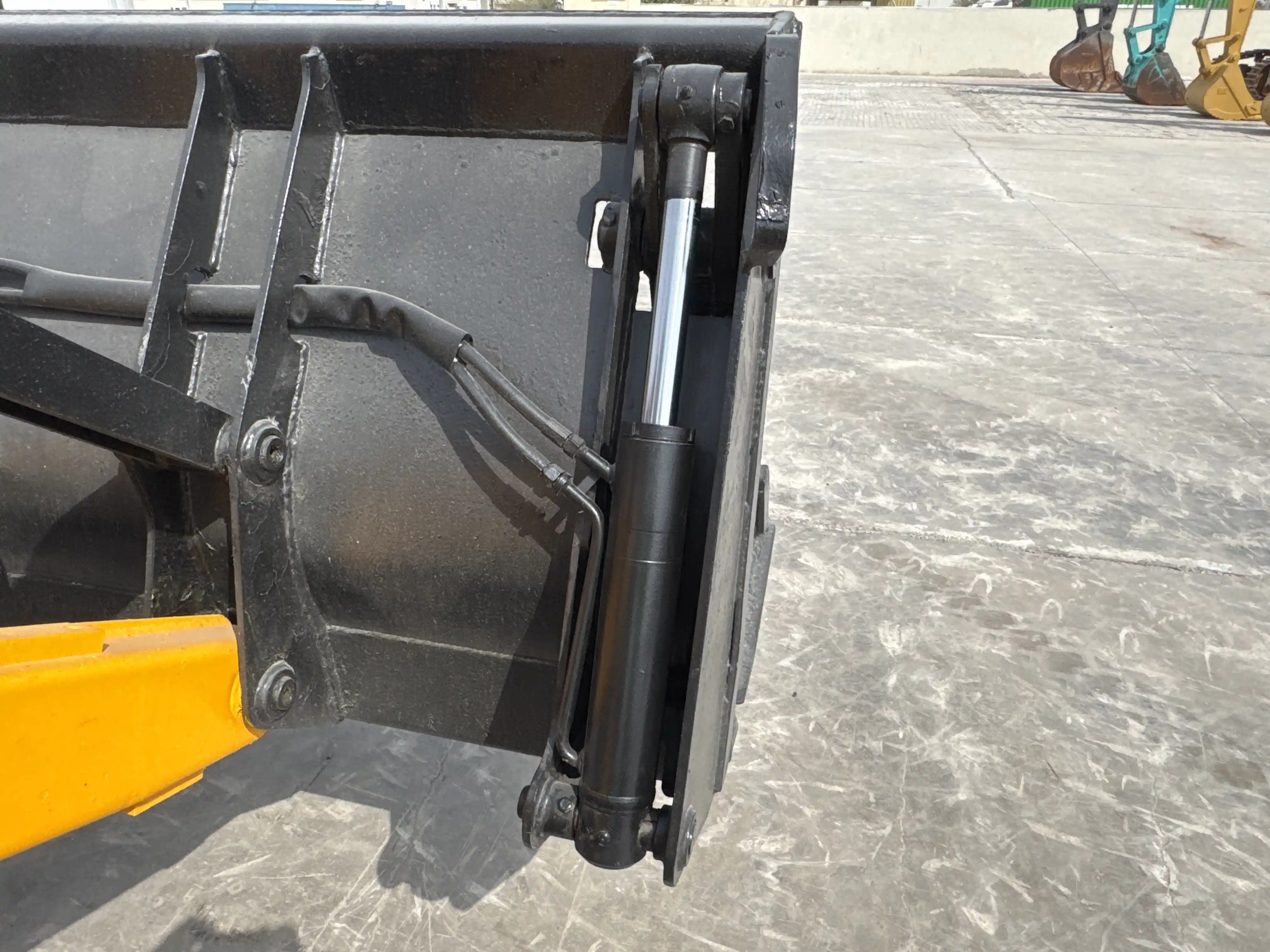 BHL-004-JCB-3DX-Plus-backhoe-loader-inspection-hydraulics-4-in-1-bucket-cylinders