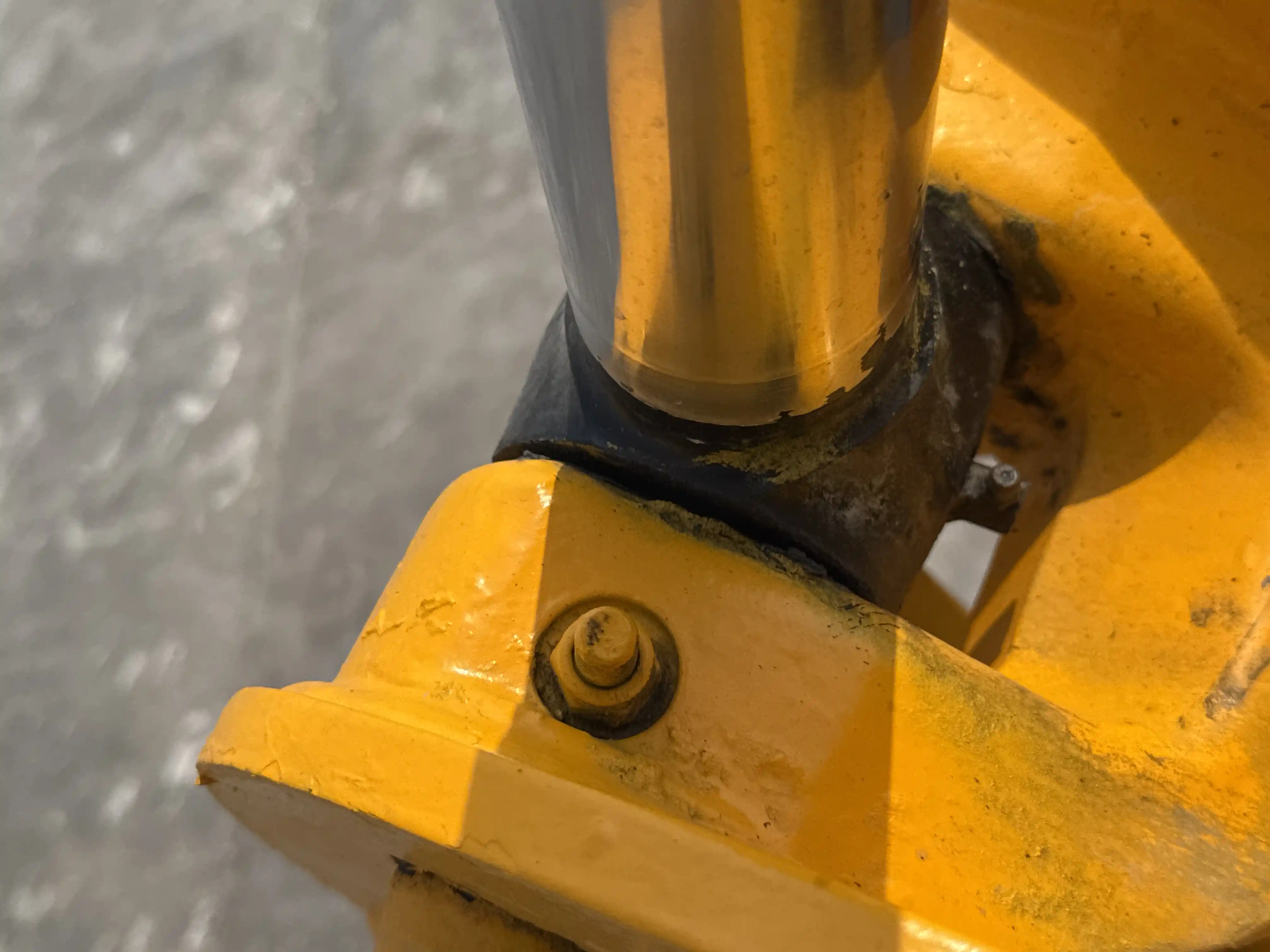 BHL-004-JCB-3DX-Plus-backhoe-loader-inspection-safety-hydraulic-pins-locks