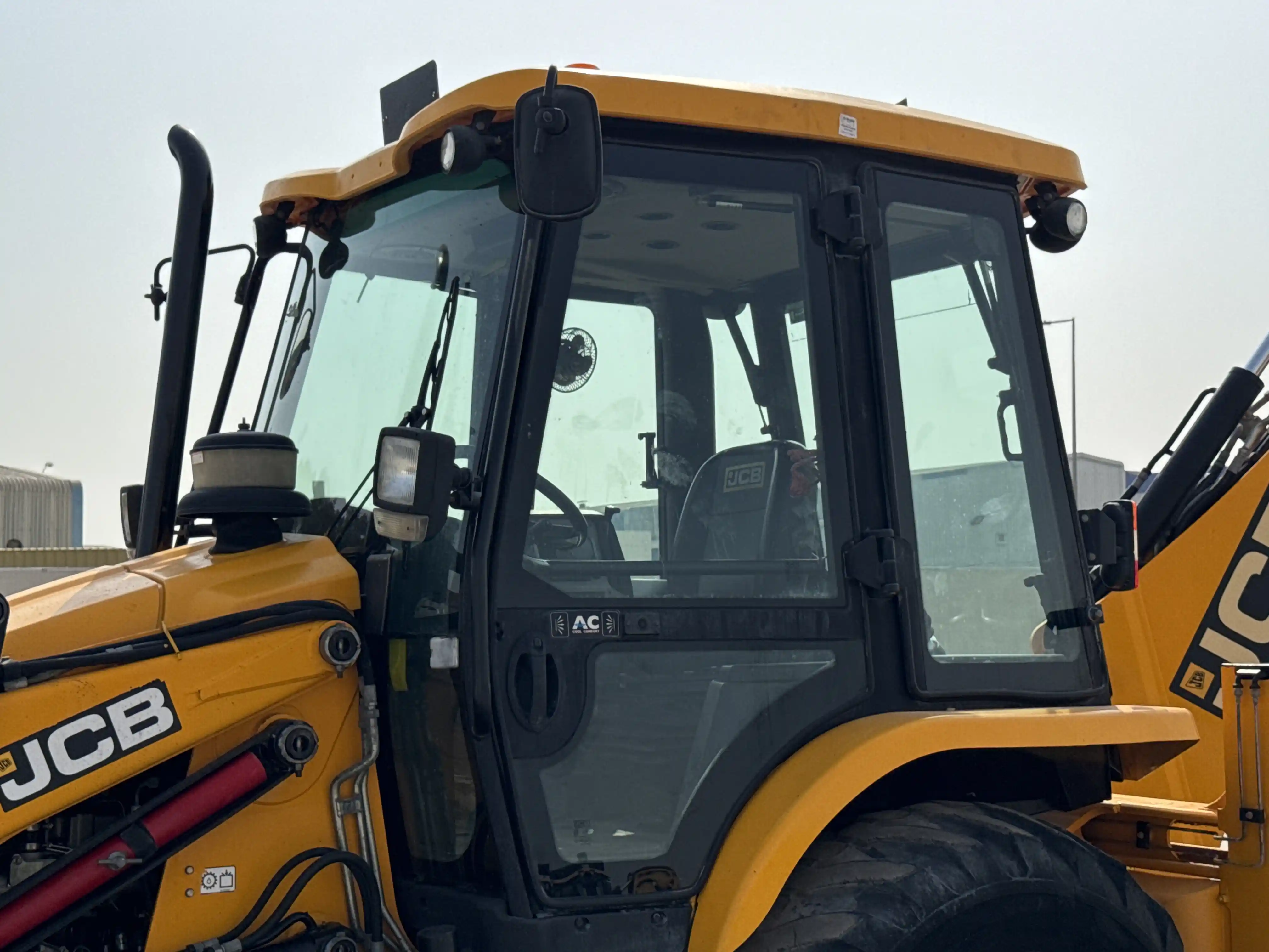 BHL-004-JCB-3DX-Plus-backhoe-loader-inspection-safety-glass