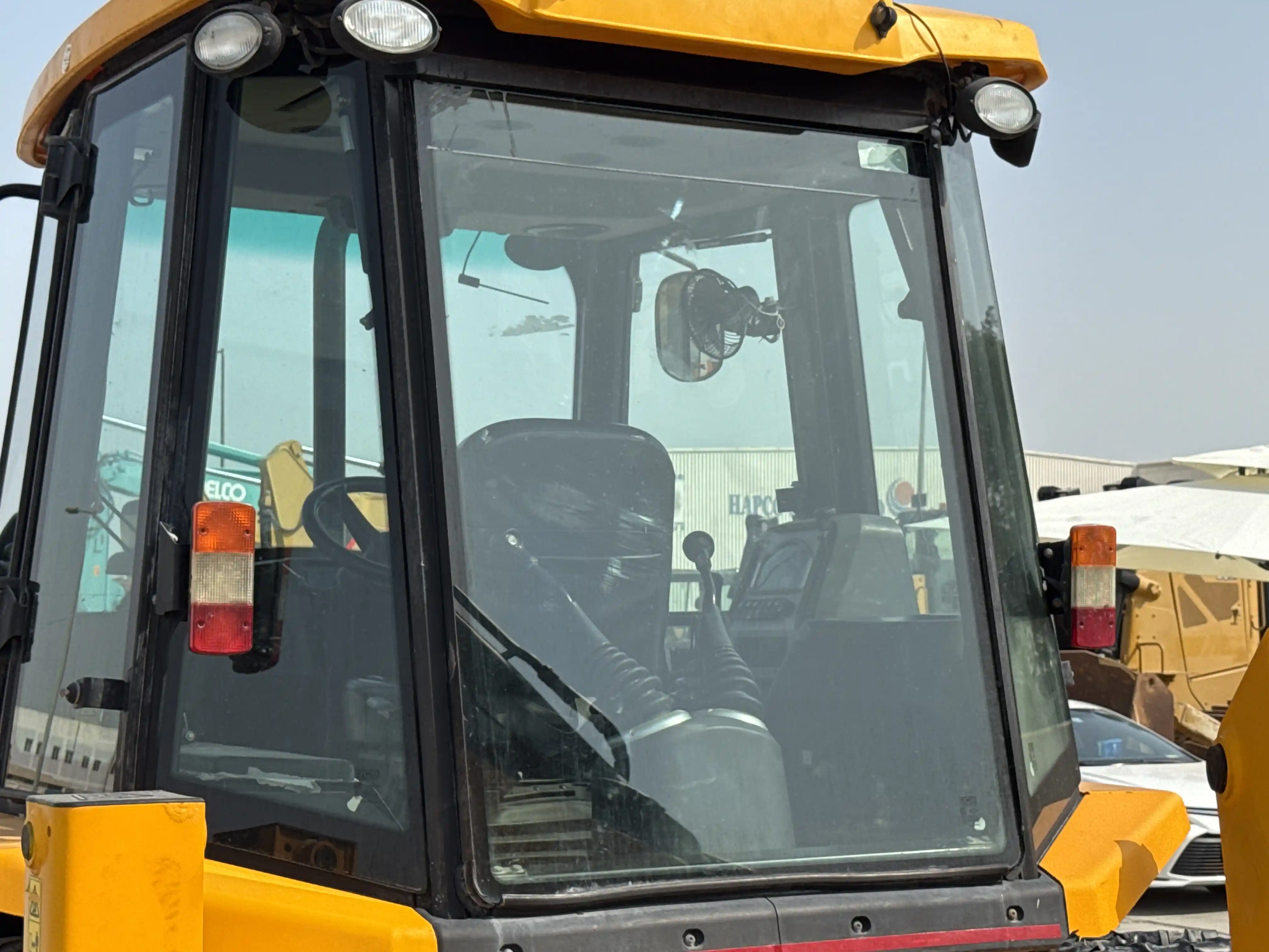 BHL-004-JCB-3DX-Plus-backhoe-loader-inspection-safety-glass