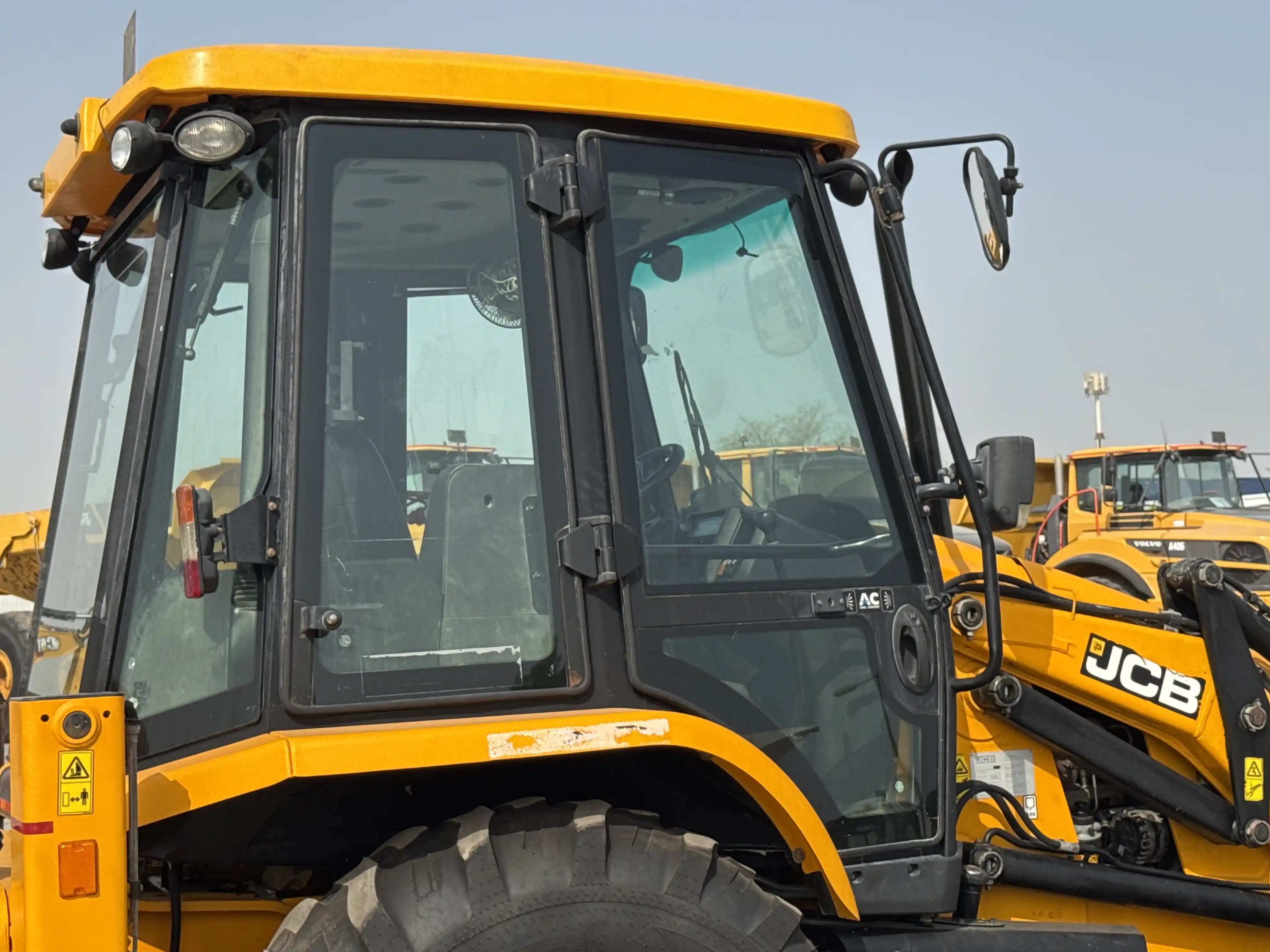 BHL-004-JCB-3DX-Plus-backhoe-loader-inspection-safety-glass