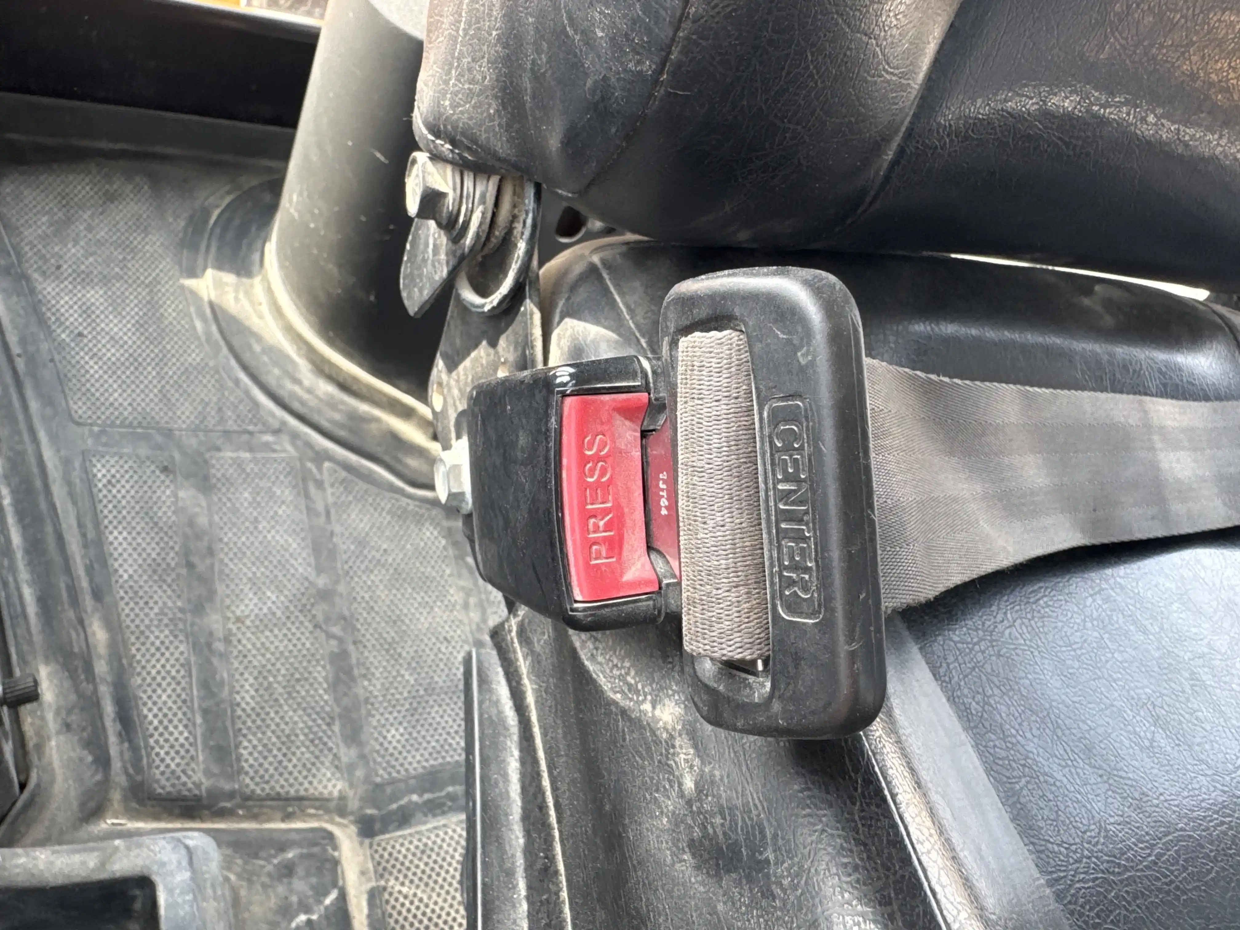 BHL-004-JCB-3DX-Plus-backhoe-loader-inspection-safety-seat-belts
