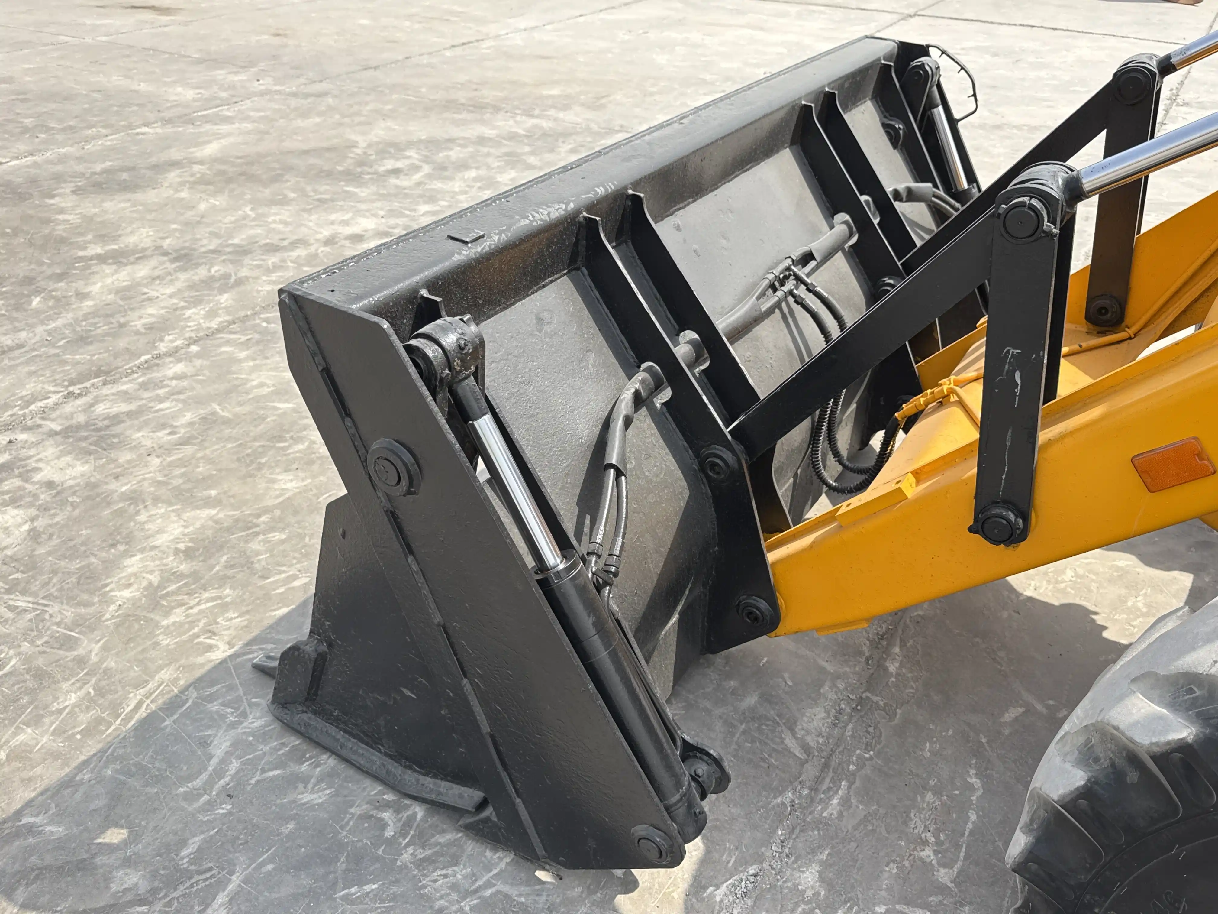 BHL-004-JCB-3DX-Plus-backhoe-loader-inspection-attachments-loader-bucket-condition