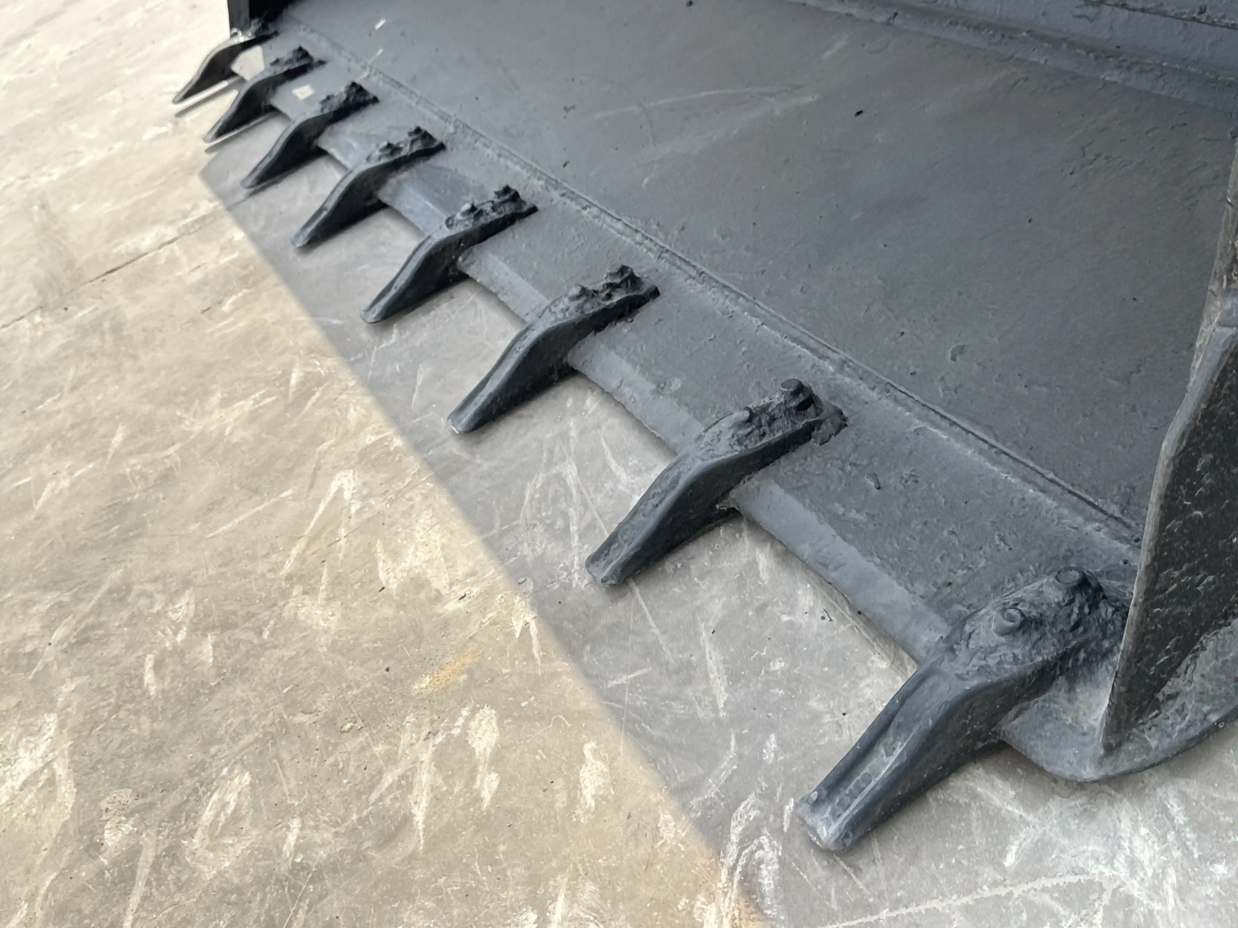 BHL-004-JCB-3DX-Plus-backhoe-loader-inspection-attachments-loader-bucket-cutting-edge-teeth