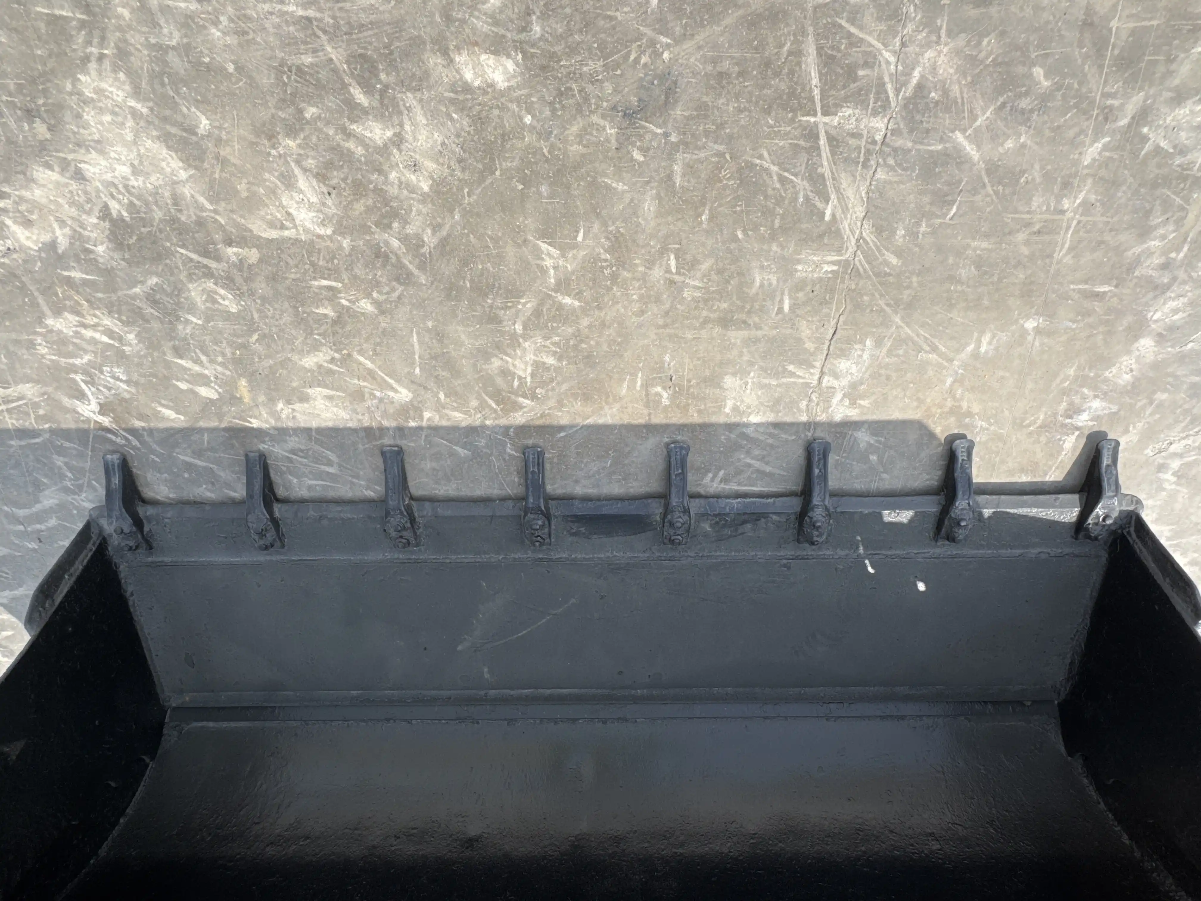 BHL-004-JCB-3DX-Plus-backhoe-loader-inspection-attachments-loader-bucket-cutting-edge-teeth