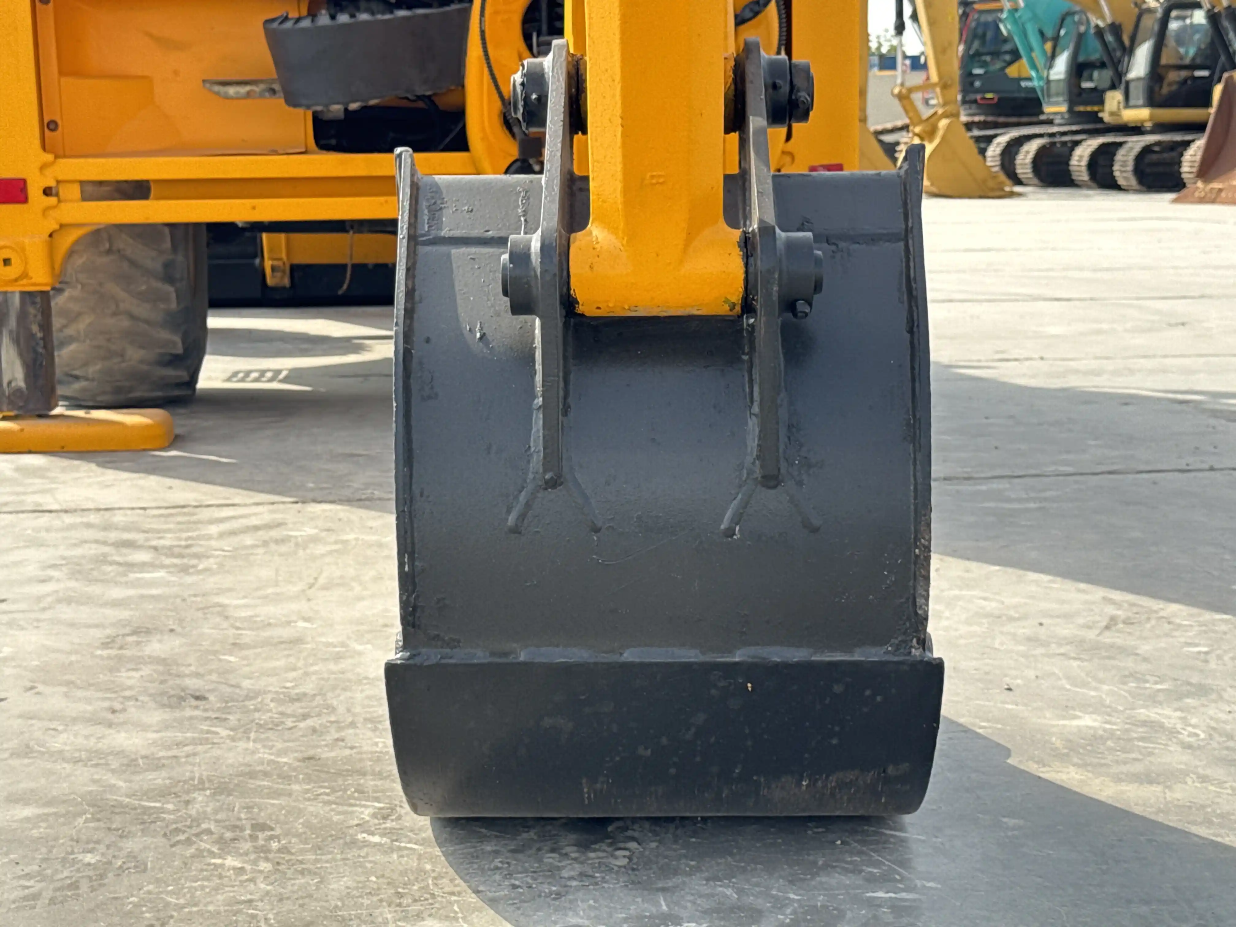 BHL-004-JCB-3DX-Plus-backhoe-loader-inspection-attachments-backhoe-bucket