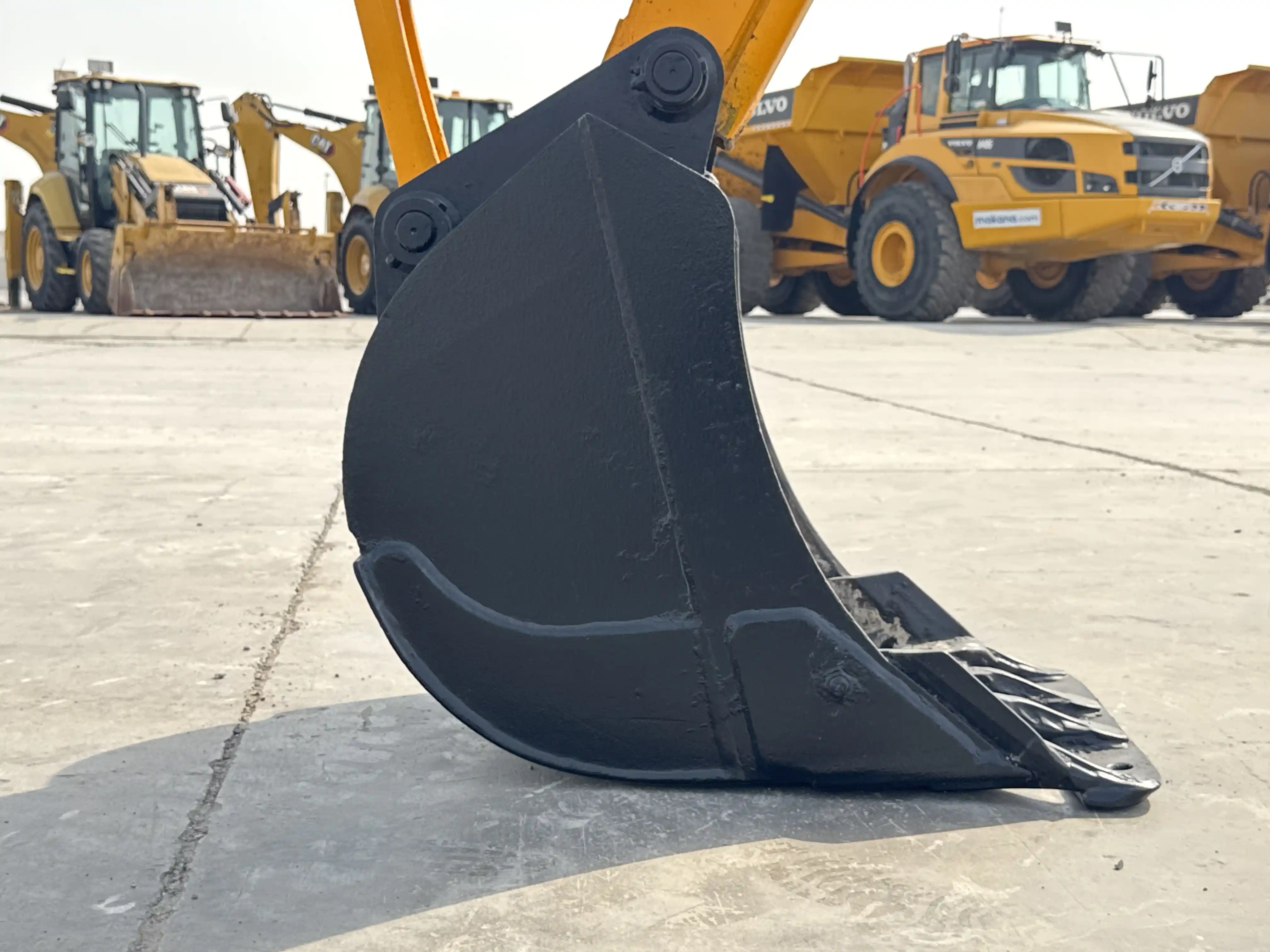 BHL-004-JCB-3DX-Plus-backhoe-loader-inspection-attachments-backhoe-bucket