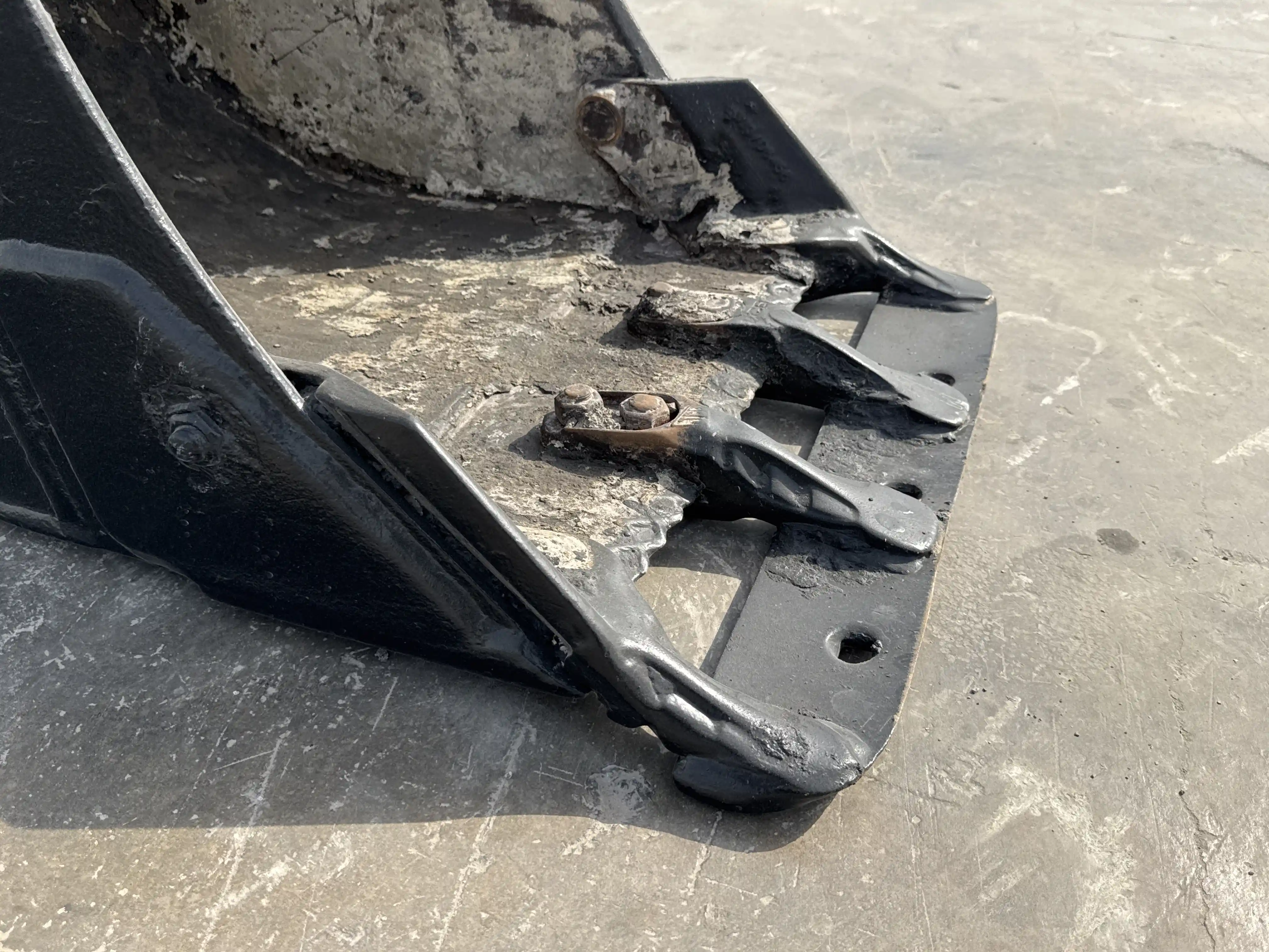 BHL-004- Cat-428-backhoe-loader-inspection-attachments-backhoe-bucket-cutting-edge-teeth