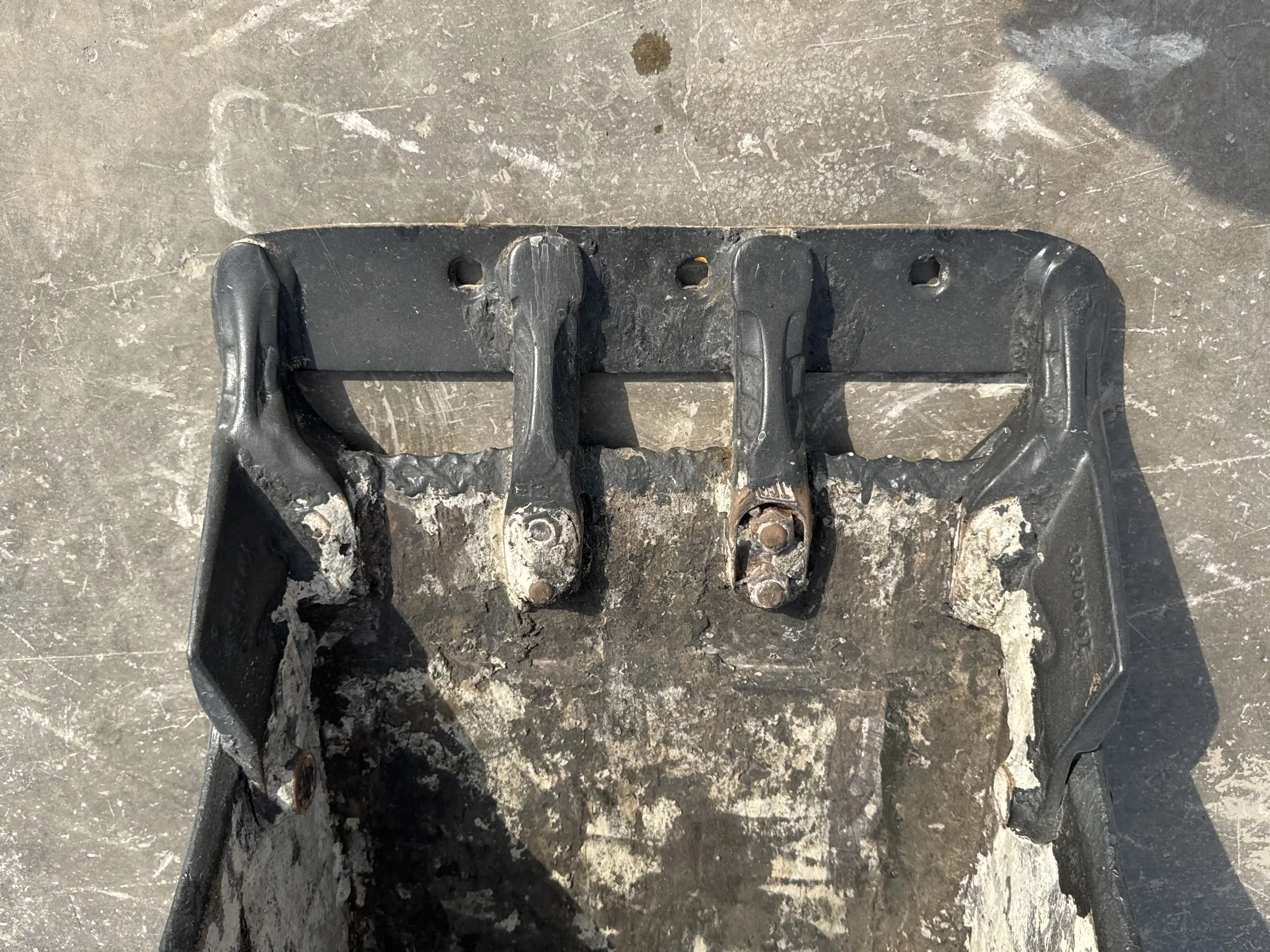 BHL-004- Cat-428-backhoe-loader-inspection-attachments-backhoe-bucket-cutting-edge-teeth