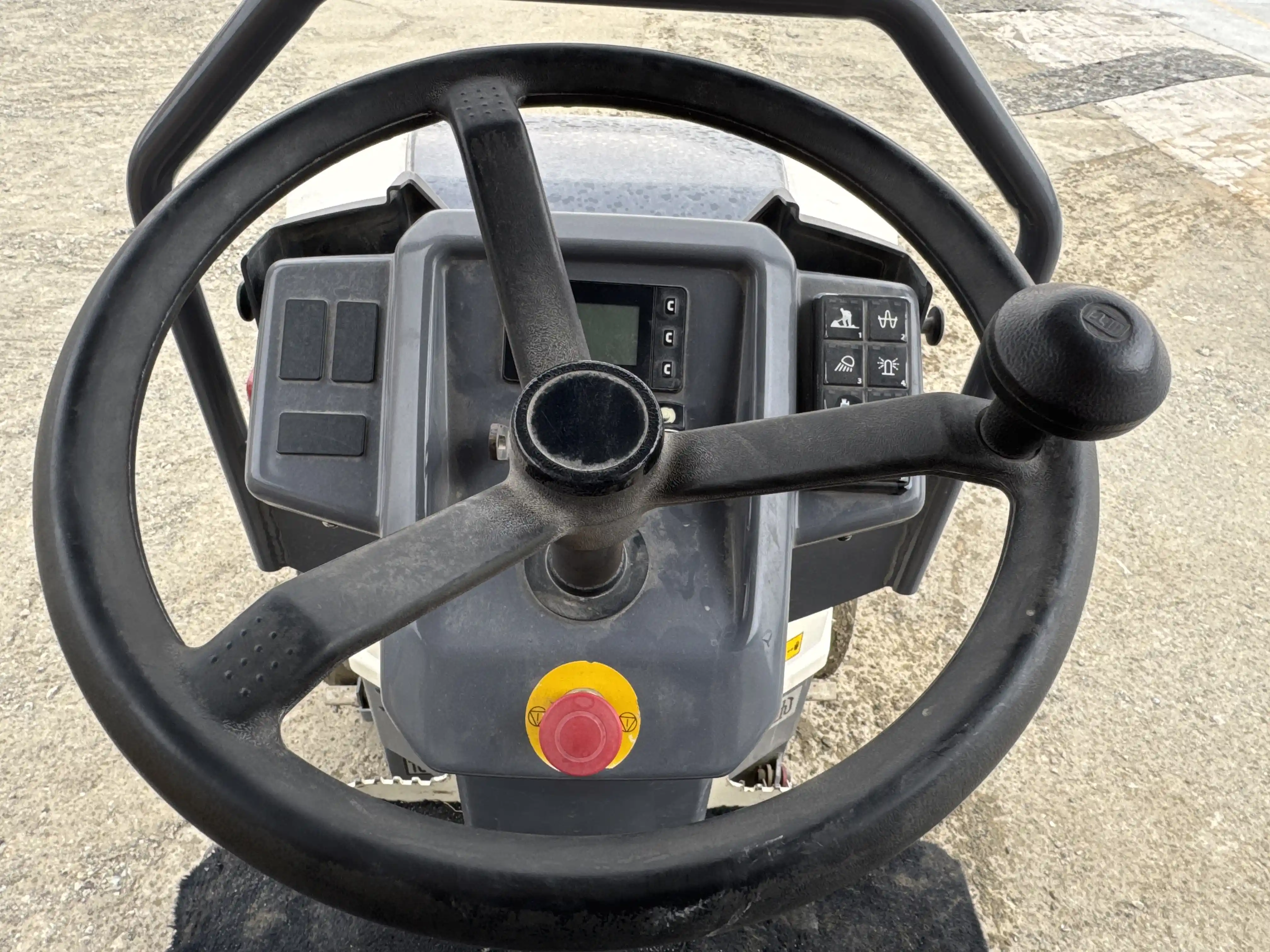 Dynapac-Redline-CC1200-VI-tandem-roller-interior-images-steering-wheel