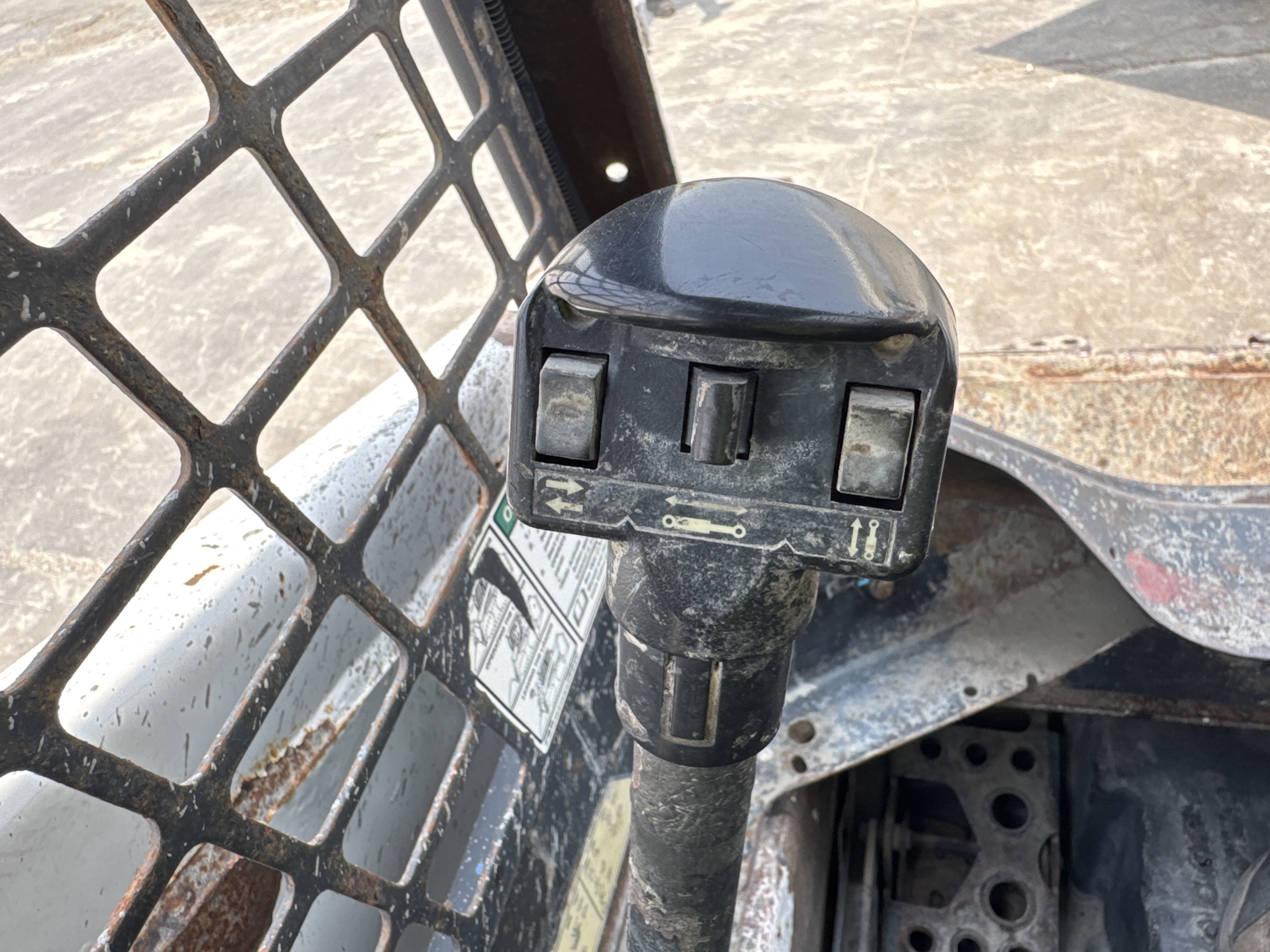 SSL-010-Bobcat-S450-skid-steer-loader-inspection-cabin-joysticks