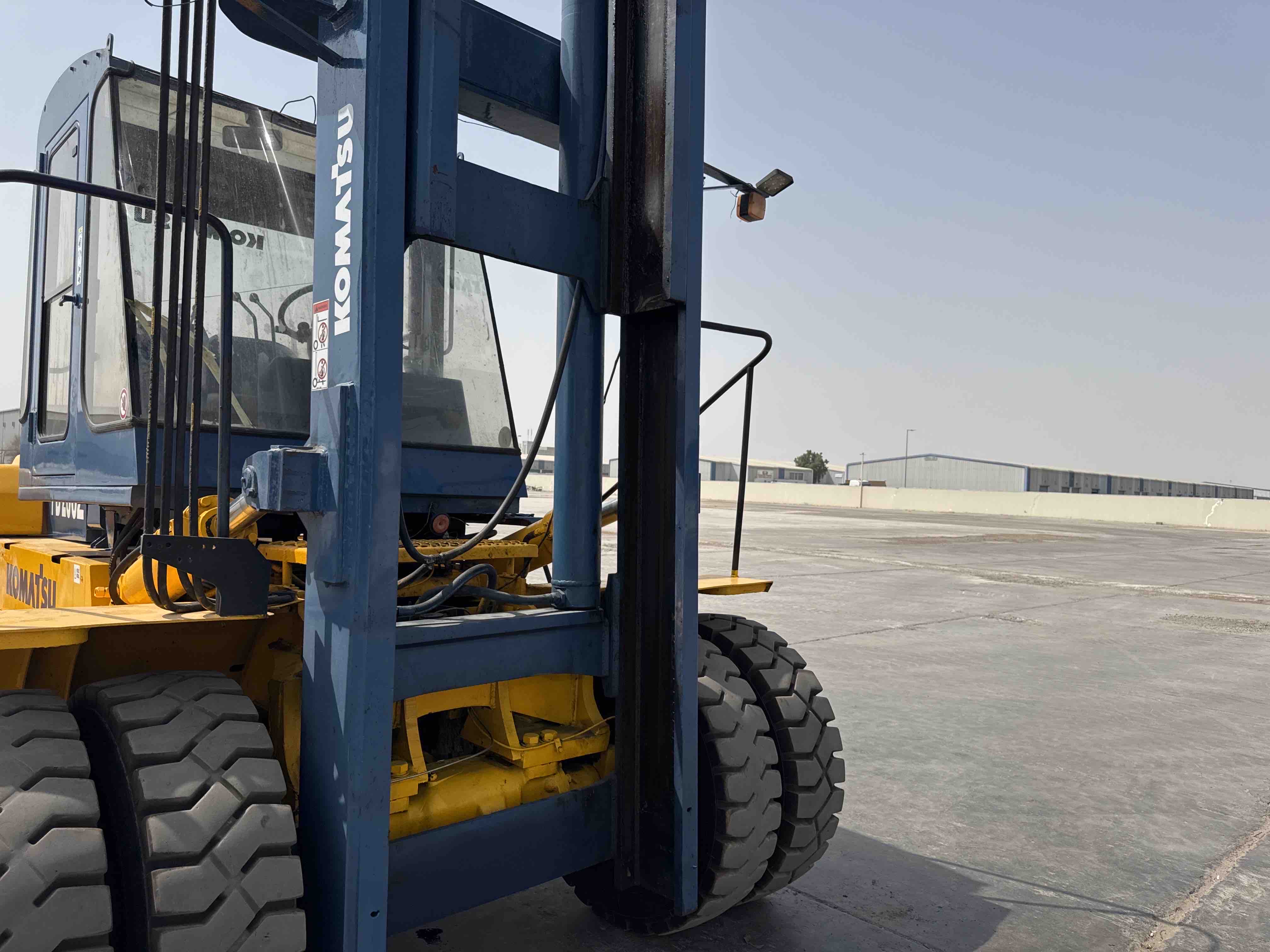 FLM-001-Komatsu-FD200Z-6-forklift-inspection-chassis-mast
