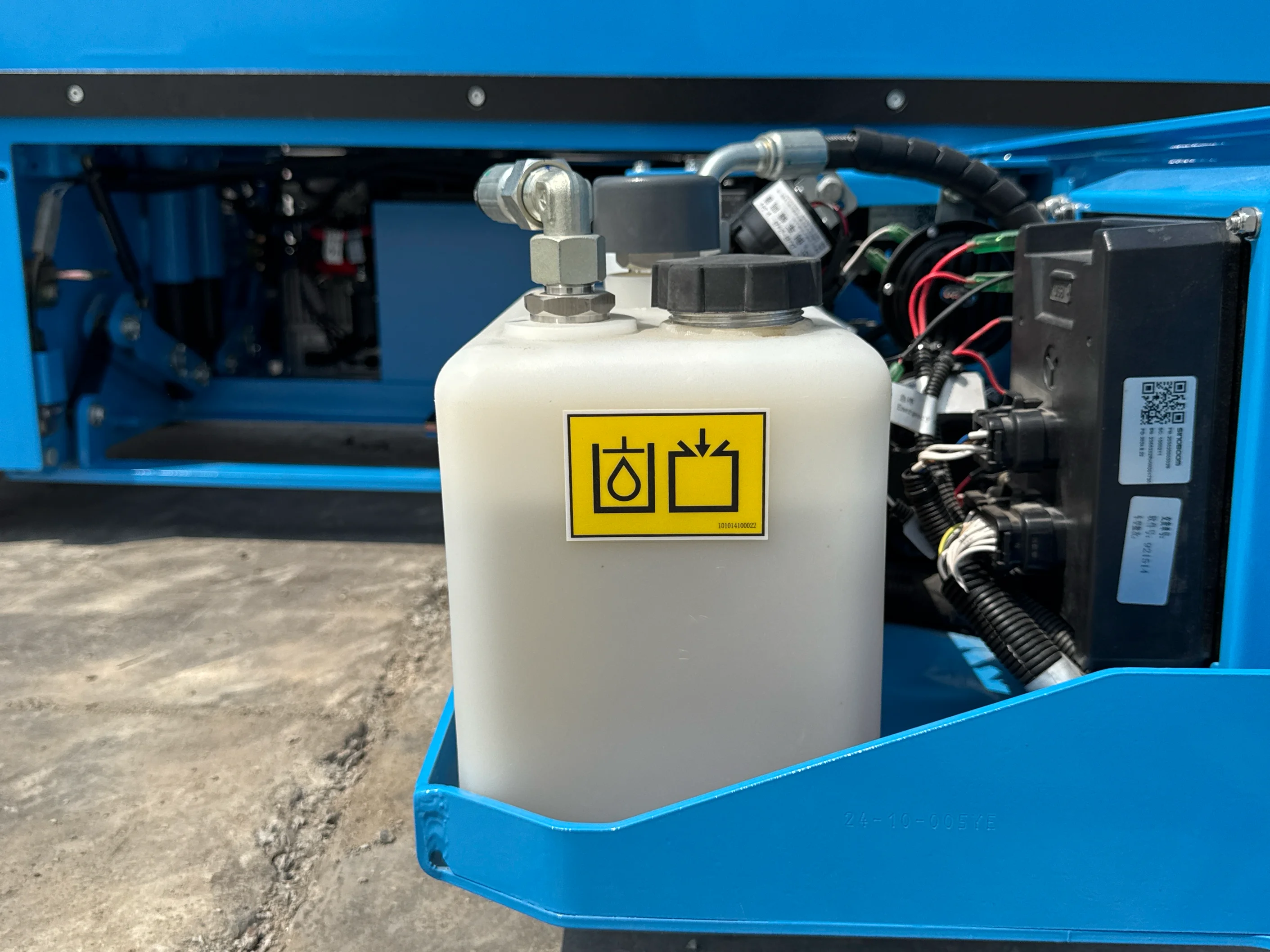 SLA-001-Sinoboom-0608N-electric-scissor-lift-inspection-hydraulics-hydraulic-tank