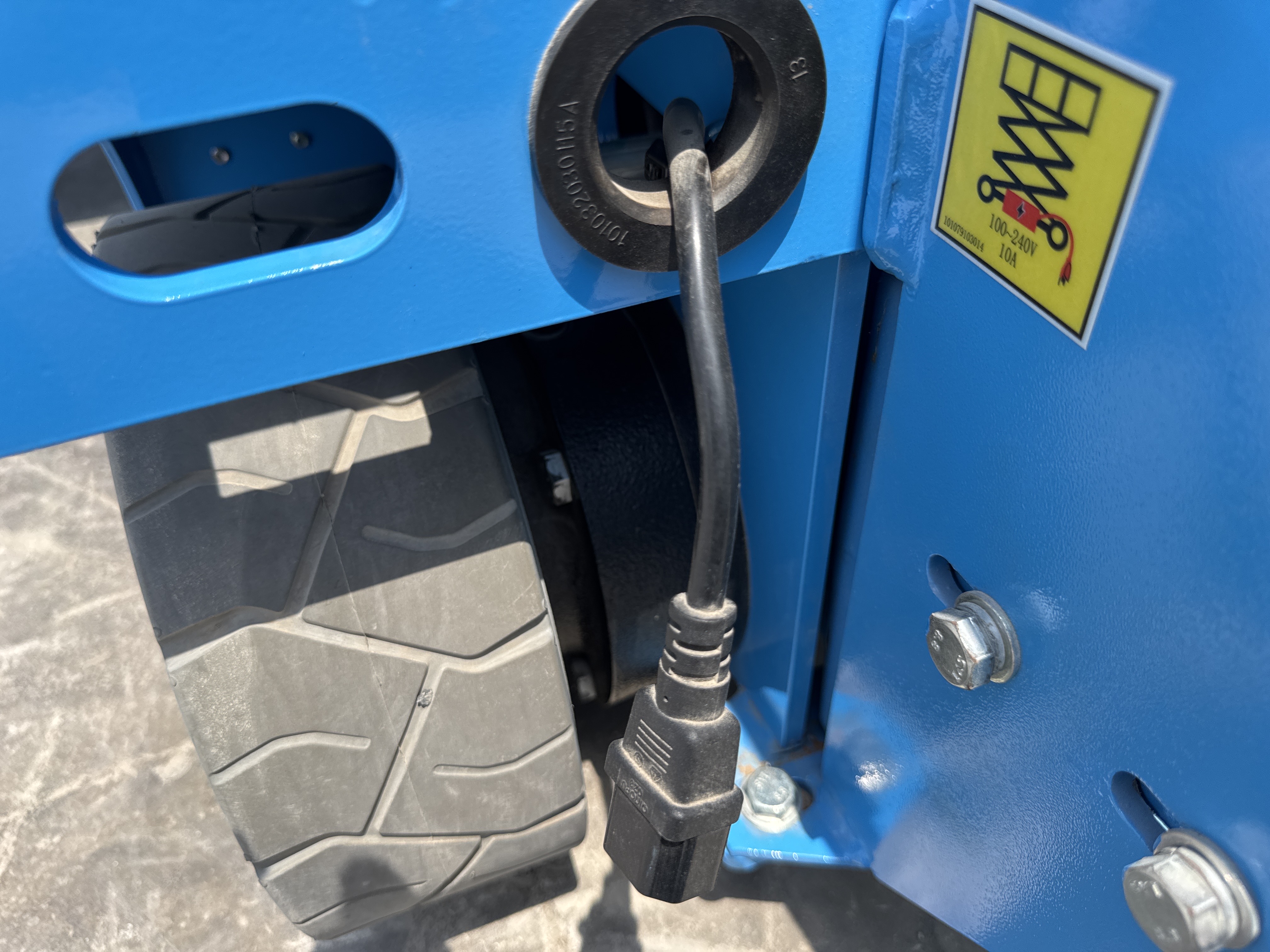 SLA-001-Sinoboom-0608N-electric-scissor-lift-inspection-electronic-charging-port