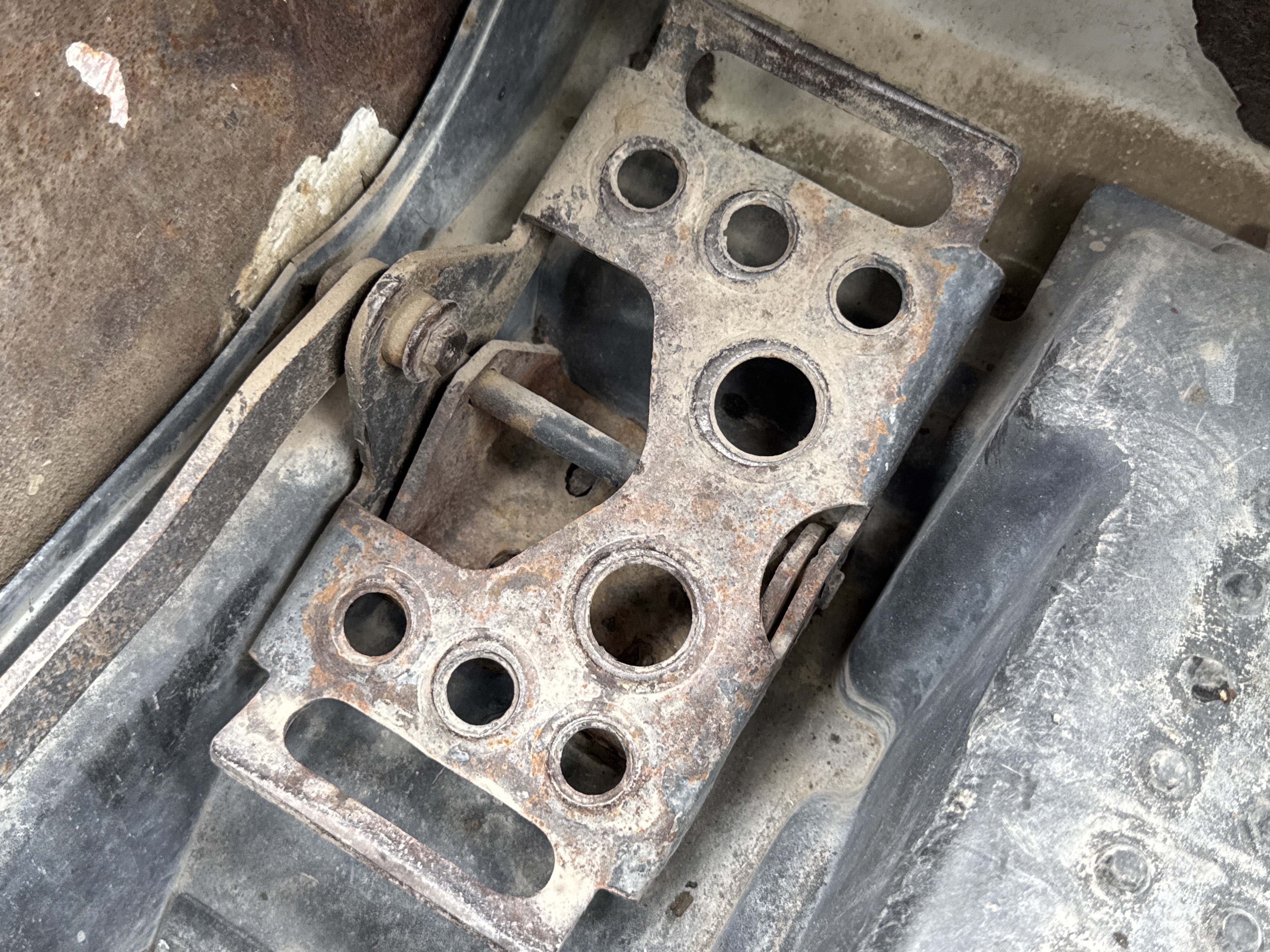 SSL-010-Bobcat-S450-skid-steer-loader-inspection-cabin-pedals