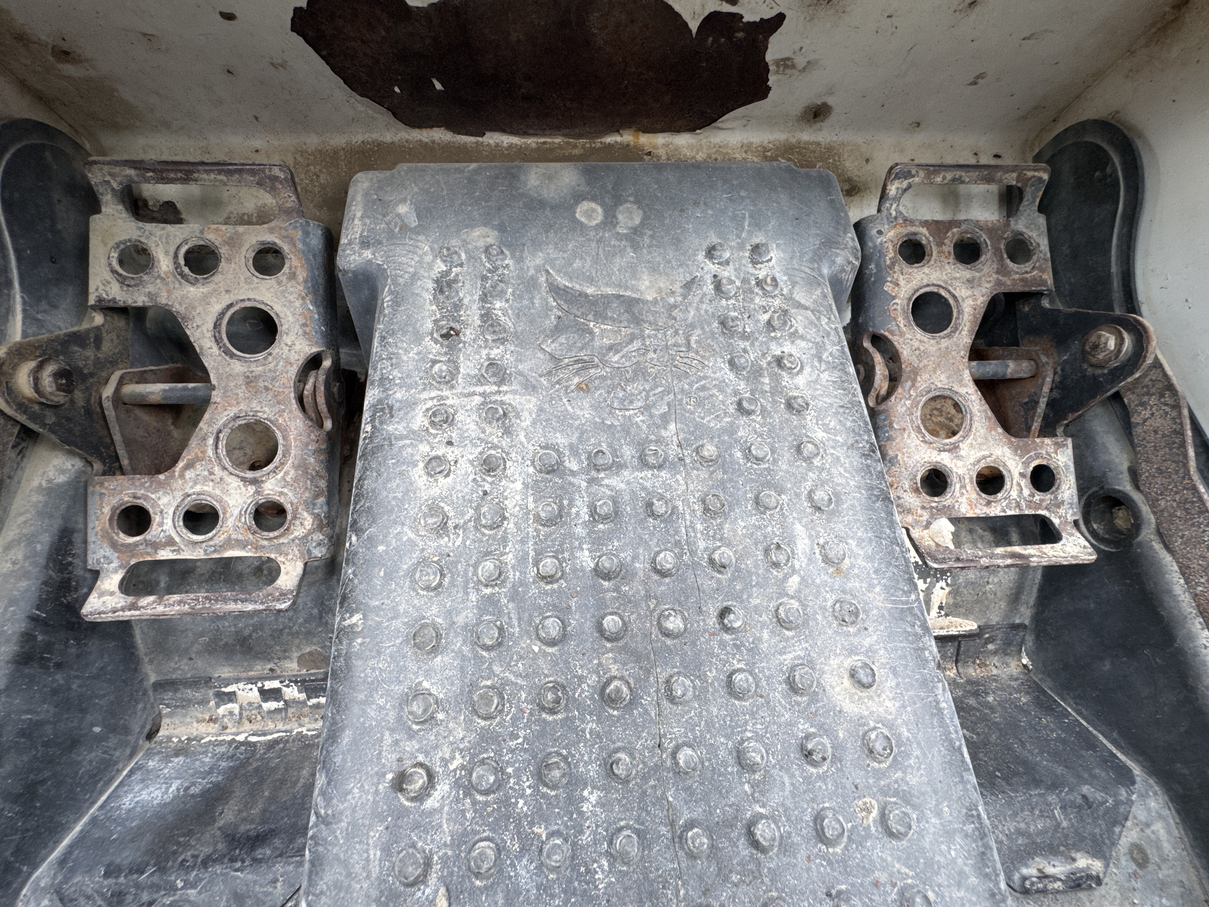 SSL-010-Bobcat-S450-skid-steer-loader-inspection-cabin-pedals