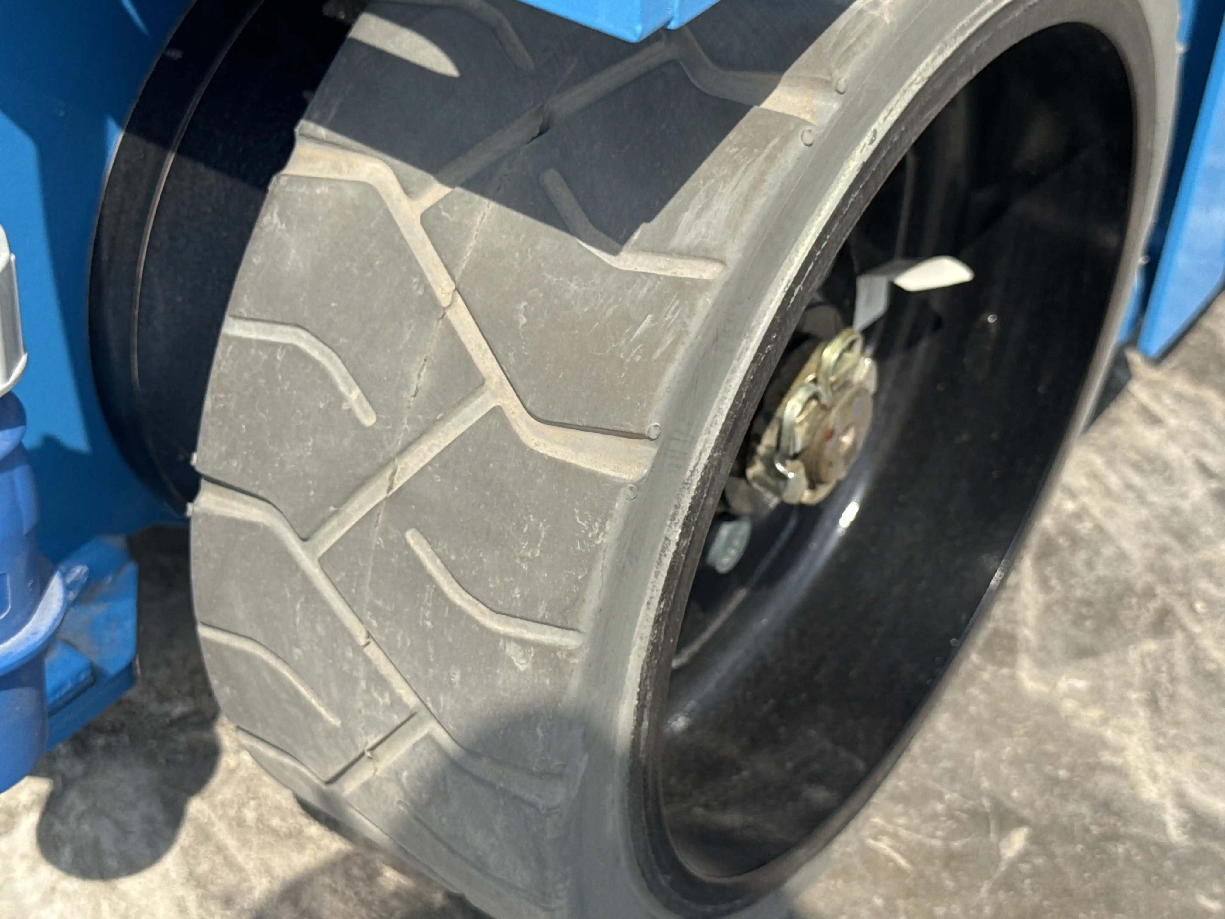 SLA-001-Sinoboom-0608N-electric-scissor-lift-inspection-Chassis-Tires-condition