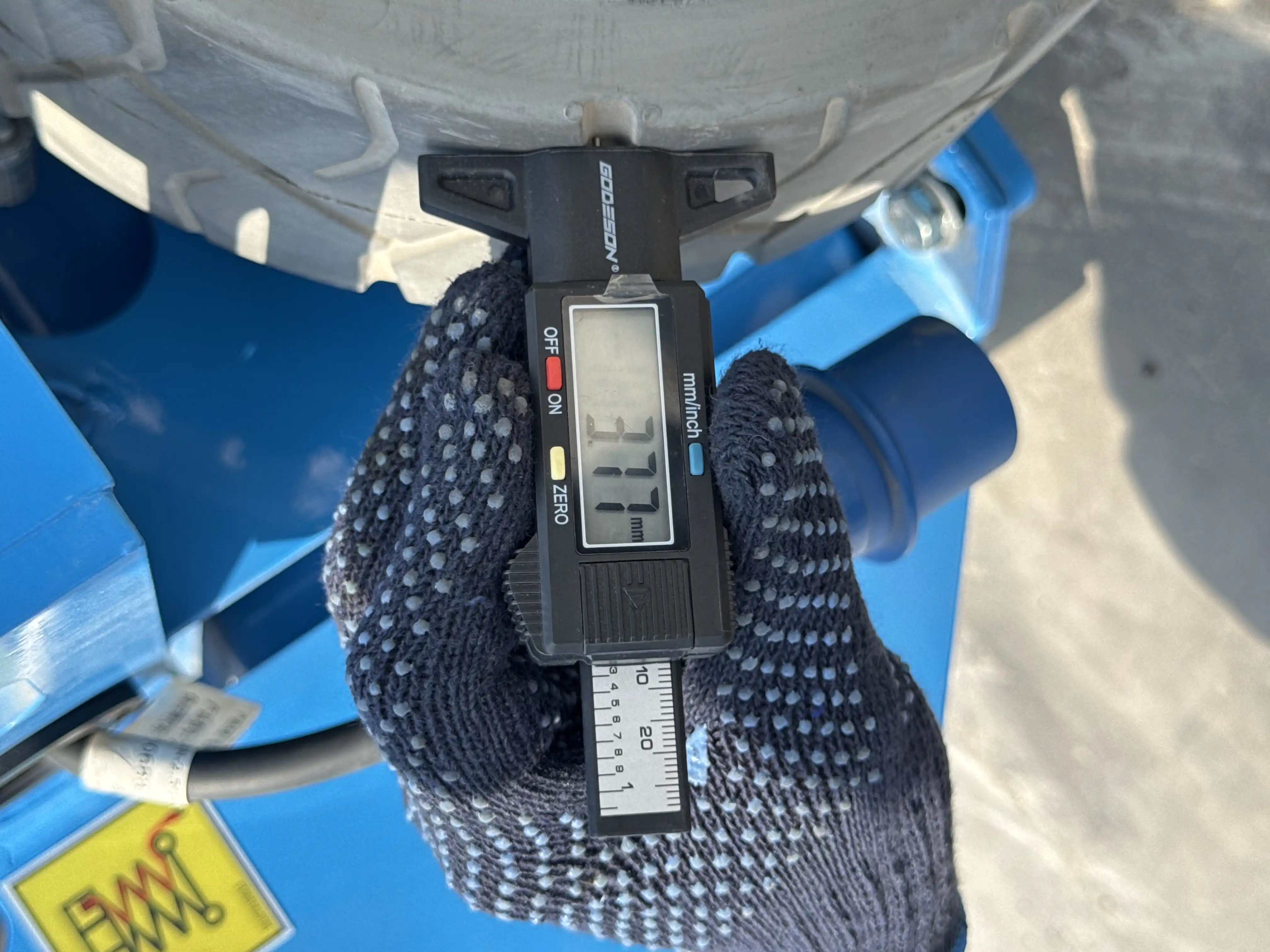 SLA-001-Sinoboom-0608N-electric-scissor-lift-inspection-Chassis-Tires-tread-depth