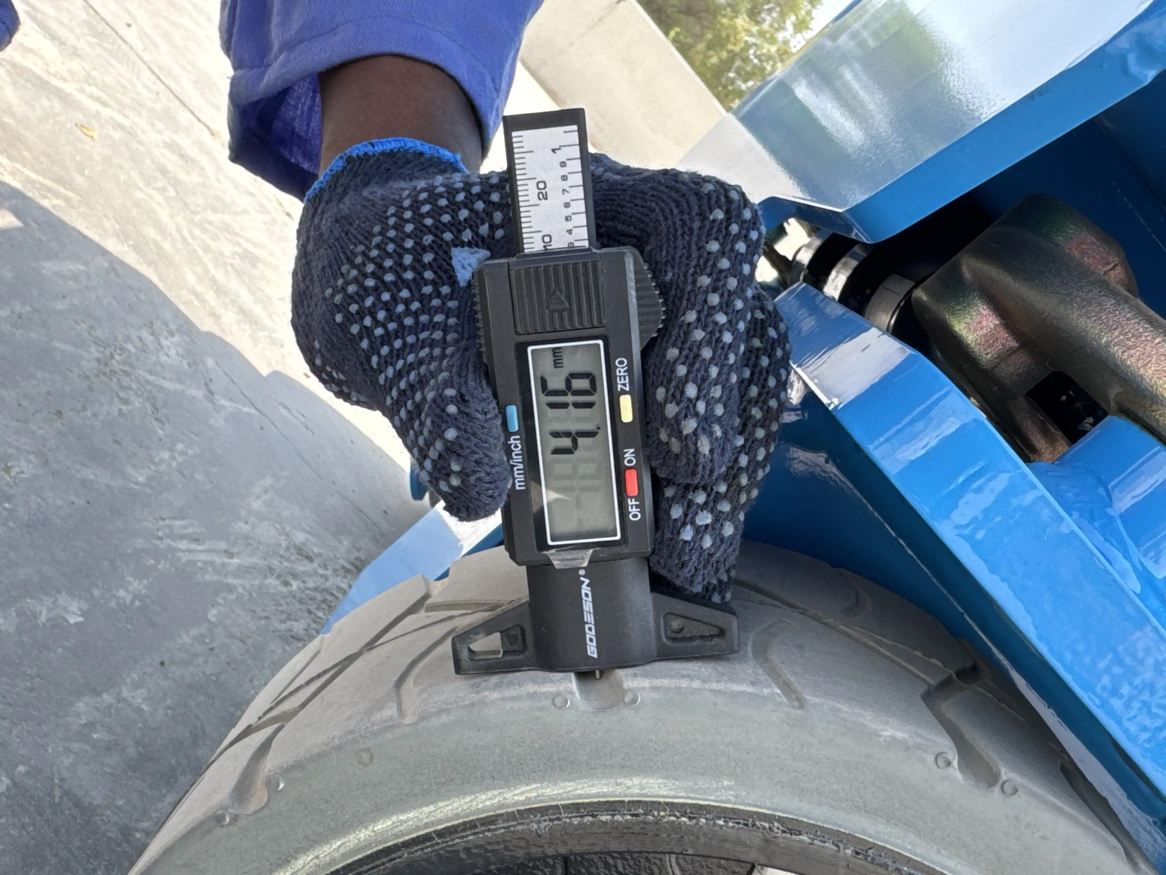 SLA-001-Sinoboom-0608N-electric-scissor-lift-inspection-Chassis-Tires-tread-depth
