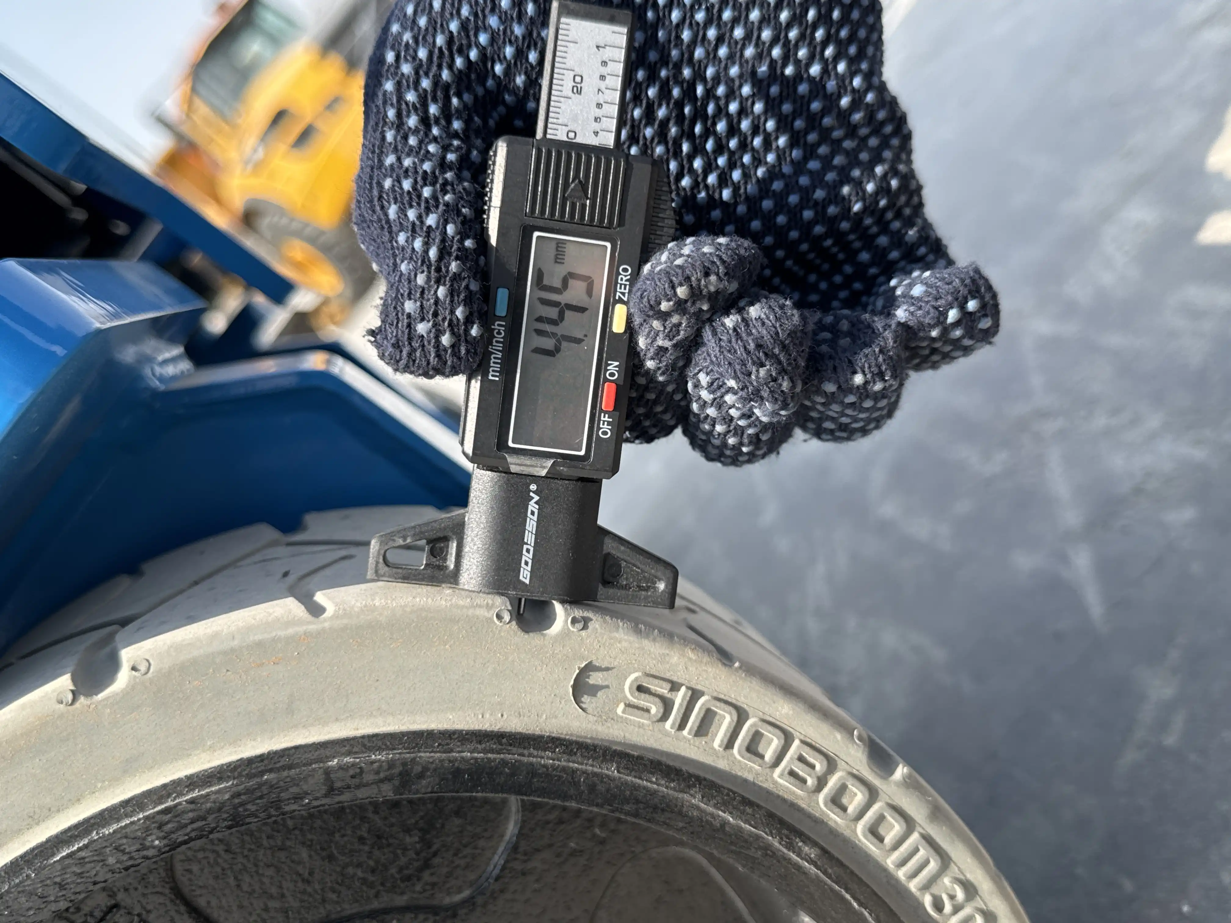 SLA-001-Sinoboom-0608N-electric-scissor-lift-inspection-Chassis-Tires-tread-depth