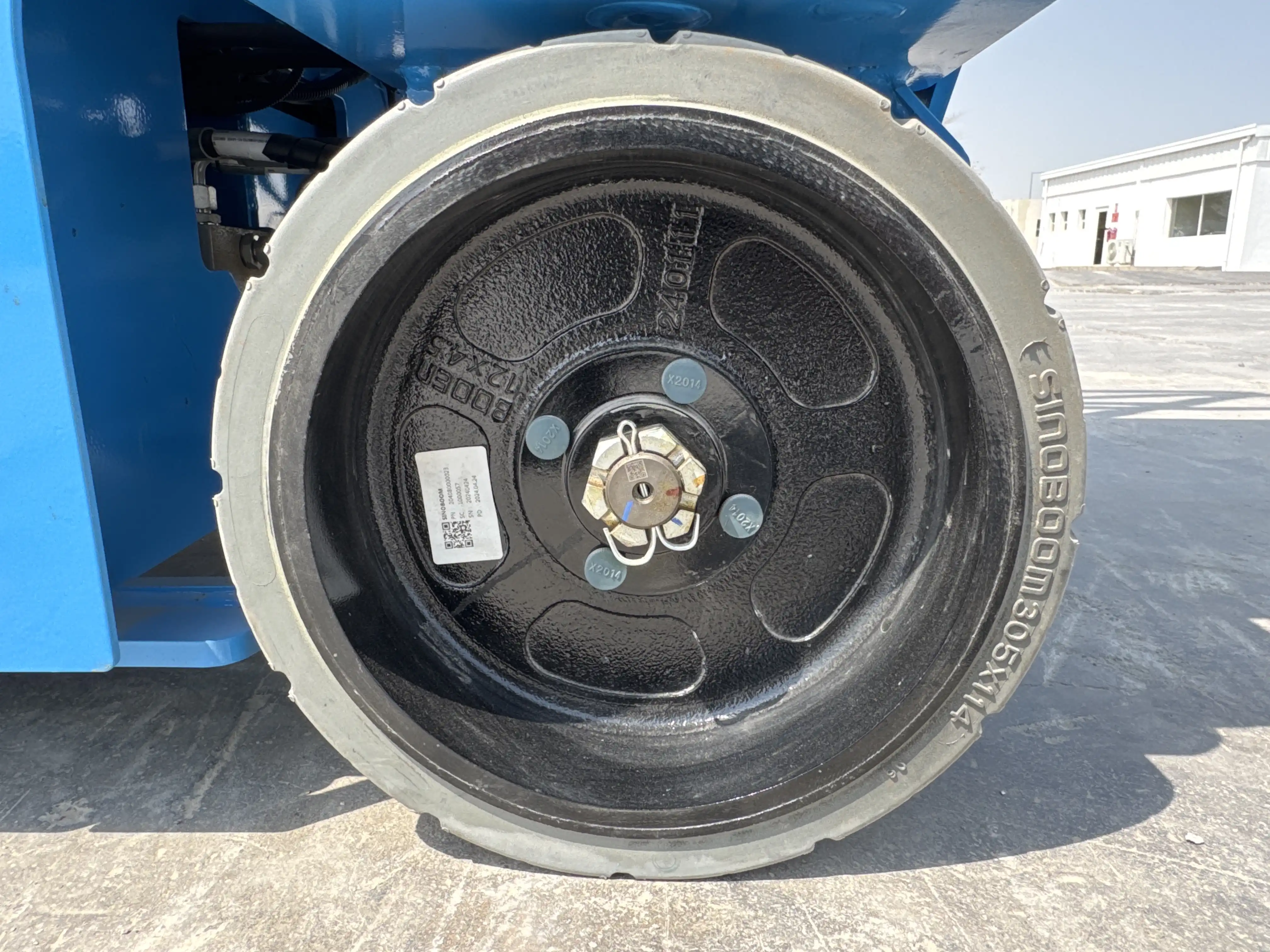 SLA-001-Sinoboom-0608N-electric-scissor-lift-inspection-Chassis-Wheel-hub-condition
