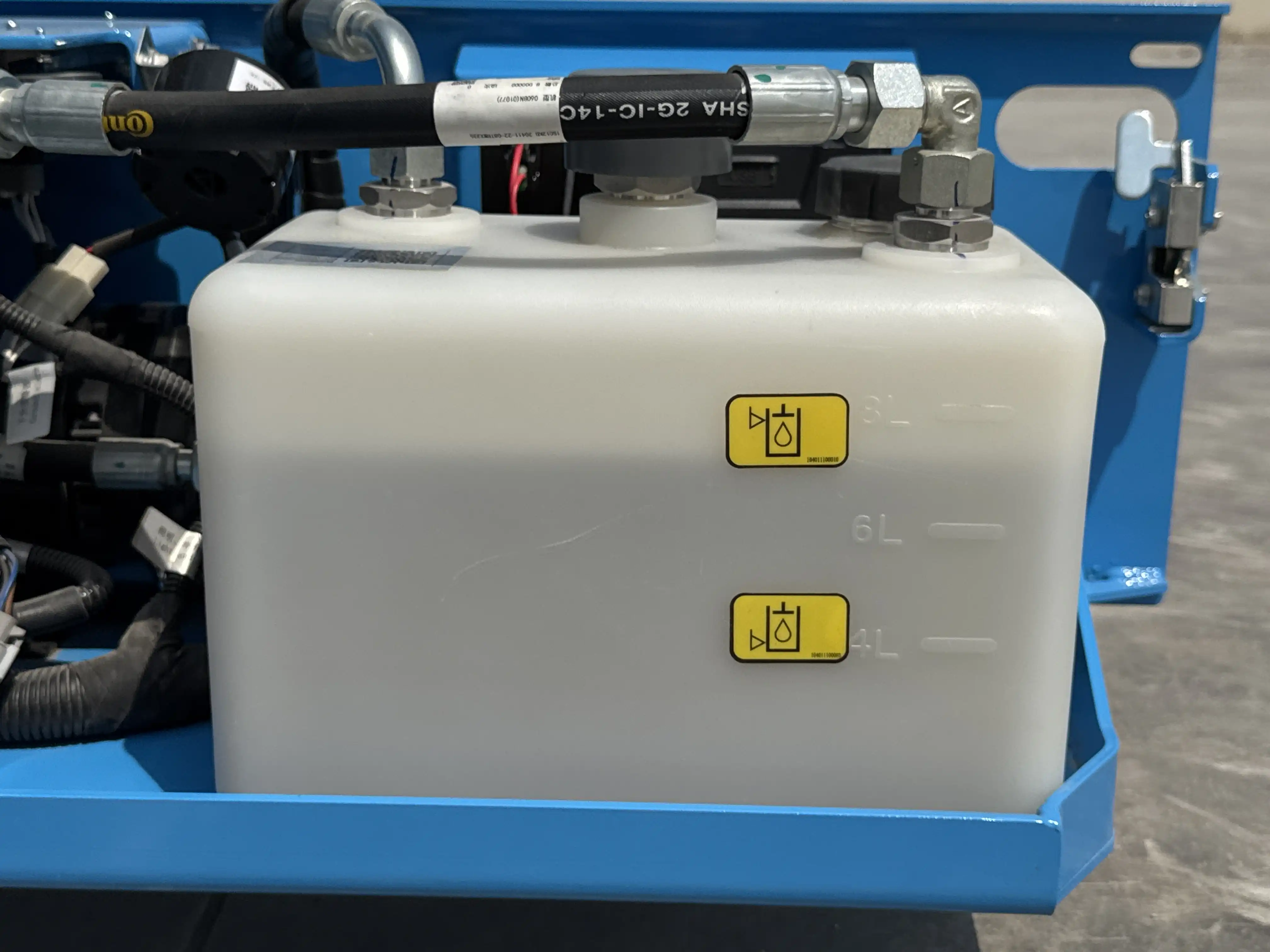 SLA-001-Sinoboom-0608N-electric-scissor-lift-inspection-hydraulics-hydraulic-tank